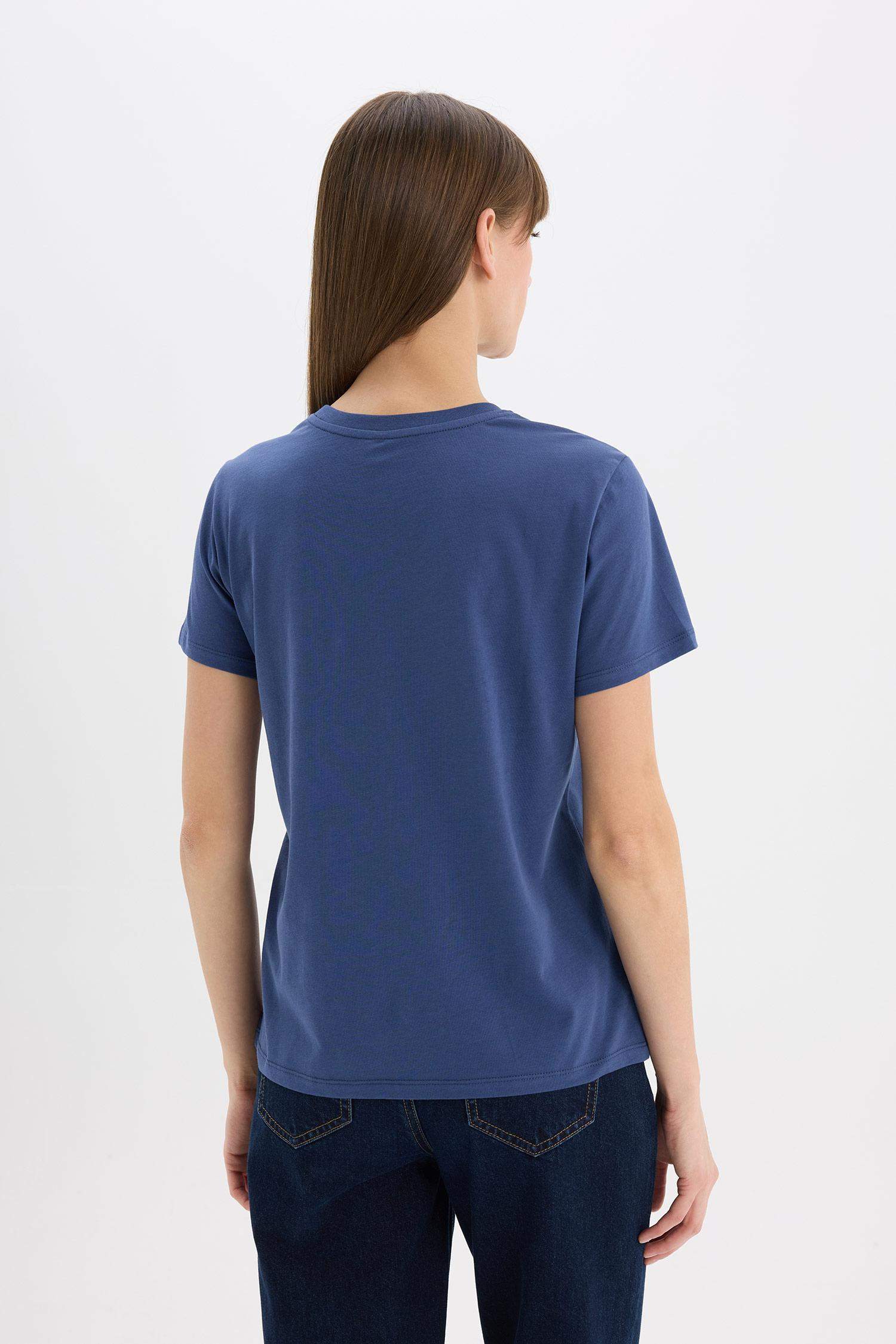 تيشيرت نص ردن بطبعة شعار قصة عادية بياخة مستديرة