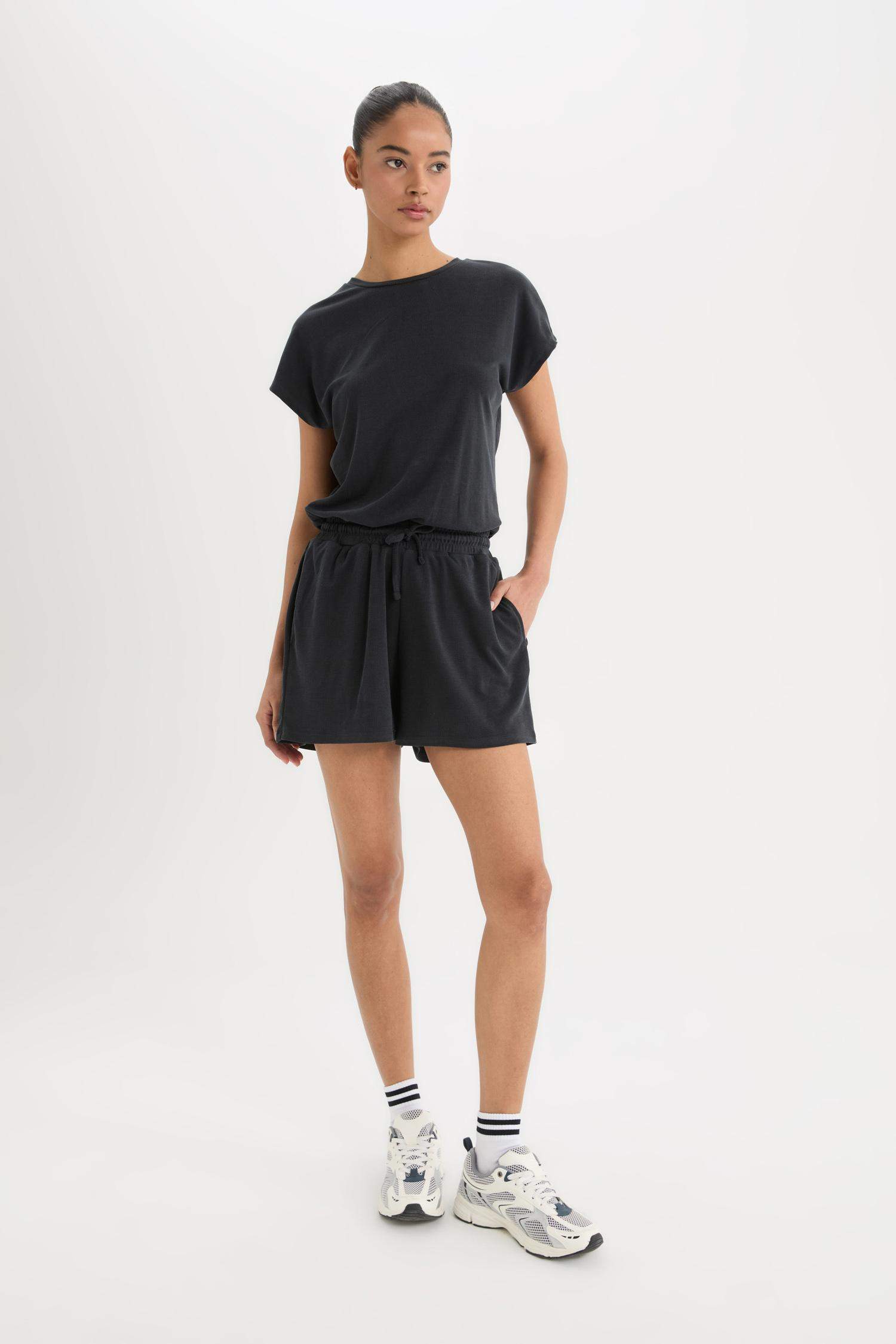 DeFactoFit Standart Fit Bisiklet Yaka Basic Düz Cepli Modal Kısa Tulum