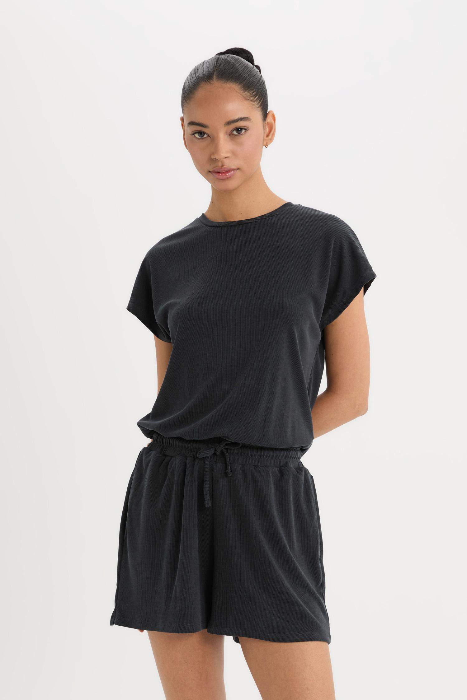 DeFactoFit Standart Fit Bisiklet Yaka Basic Düz Cepli Modal Kısa Tulum