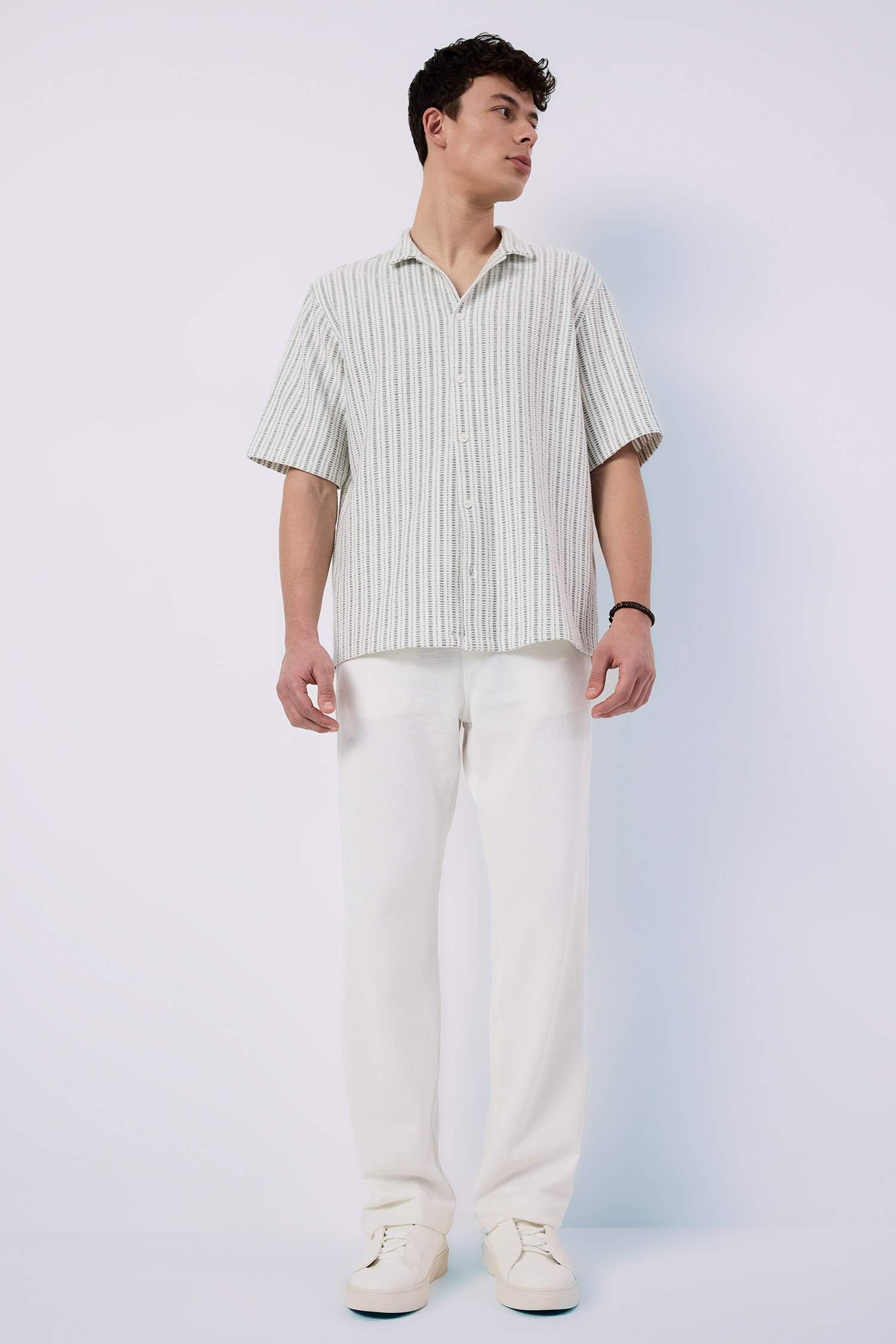 قميص نص كم قصة مريحة بياقة عالية