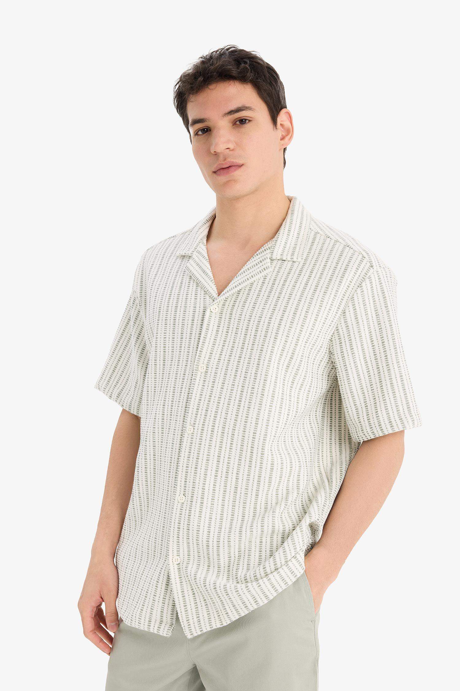 قميص نص كم قصة مريحة بياقة عالية