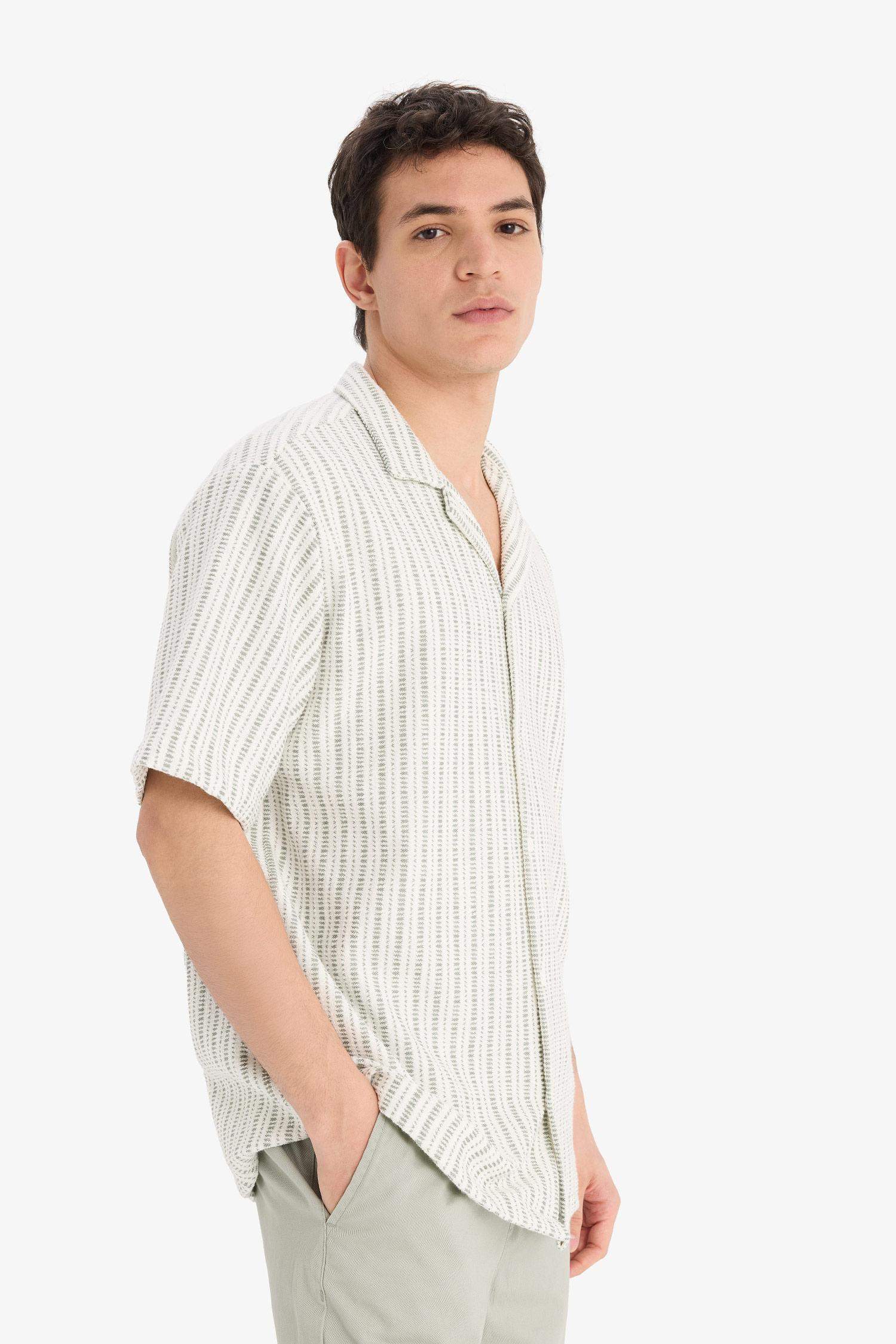 قميص نص كم قصة مريحة بياقة عالية