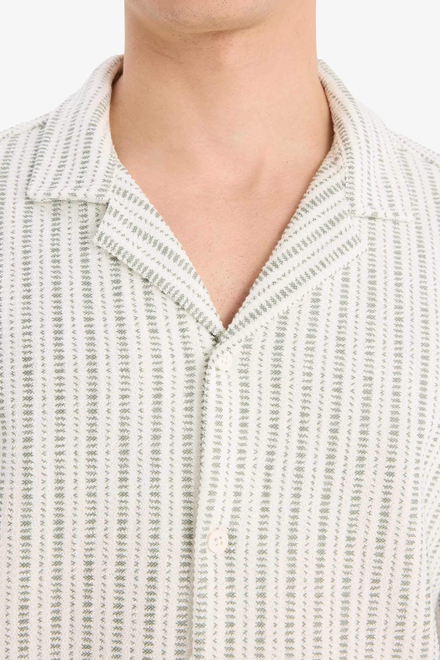 قميص نص كم قصة مريحة بياقة عالية