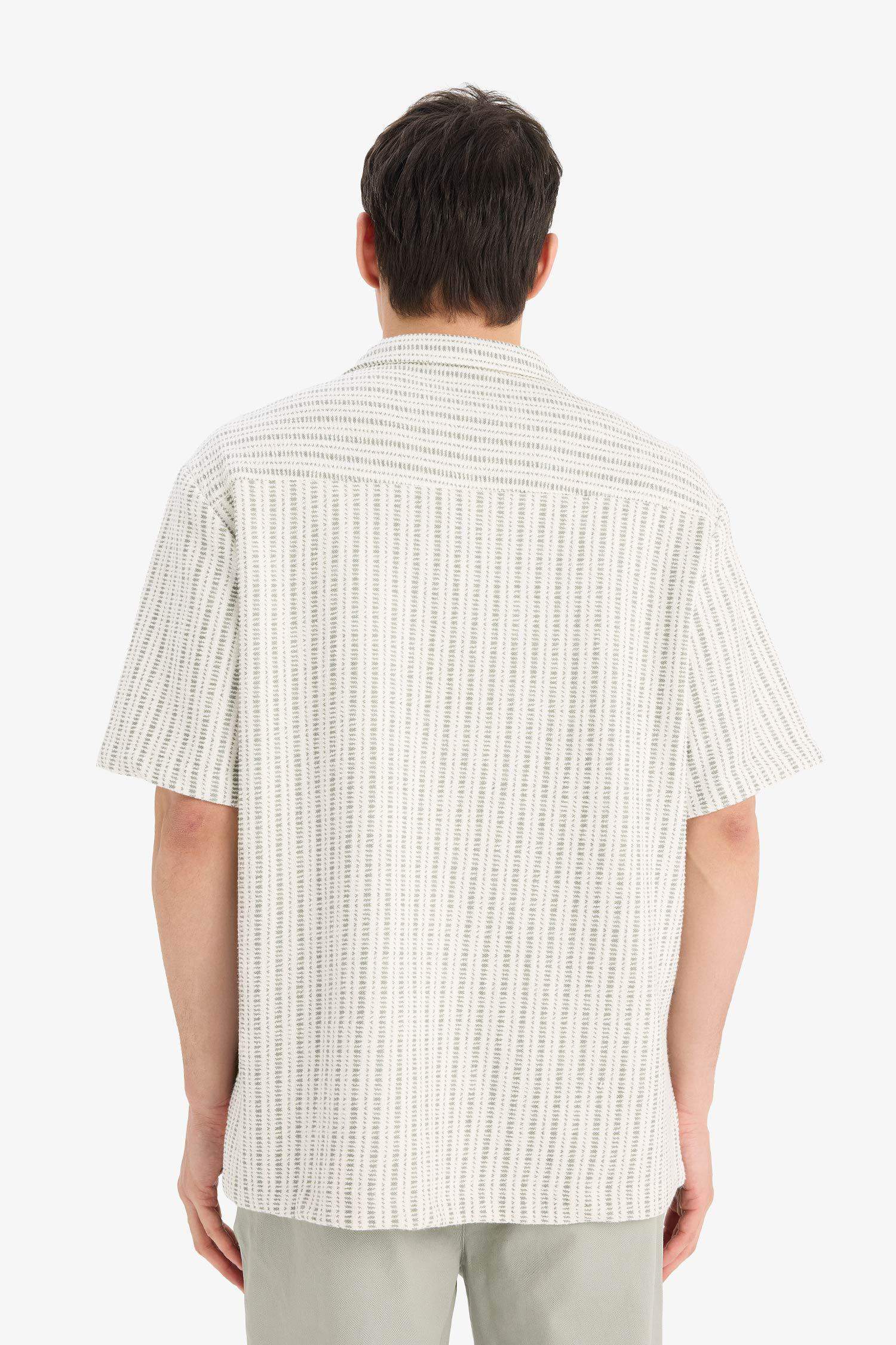 قميص نص كم قصة مريحة بياقة عالية