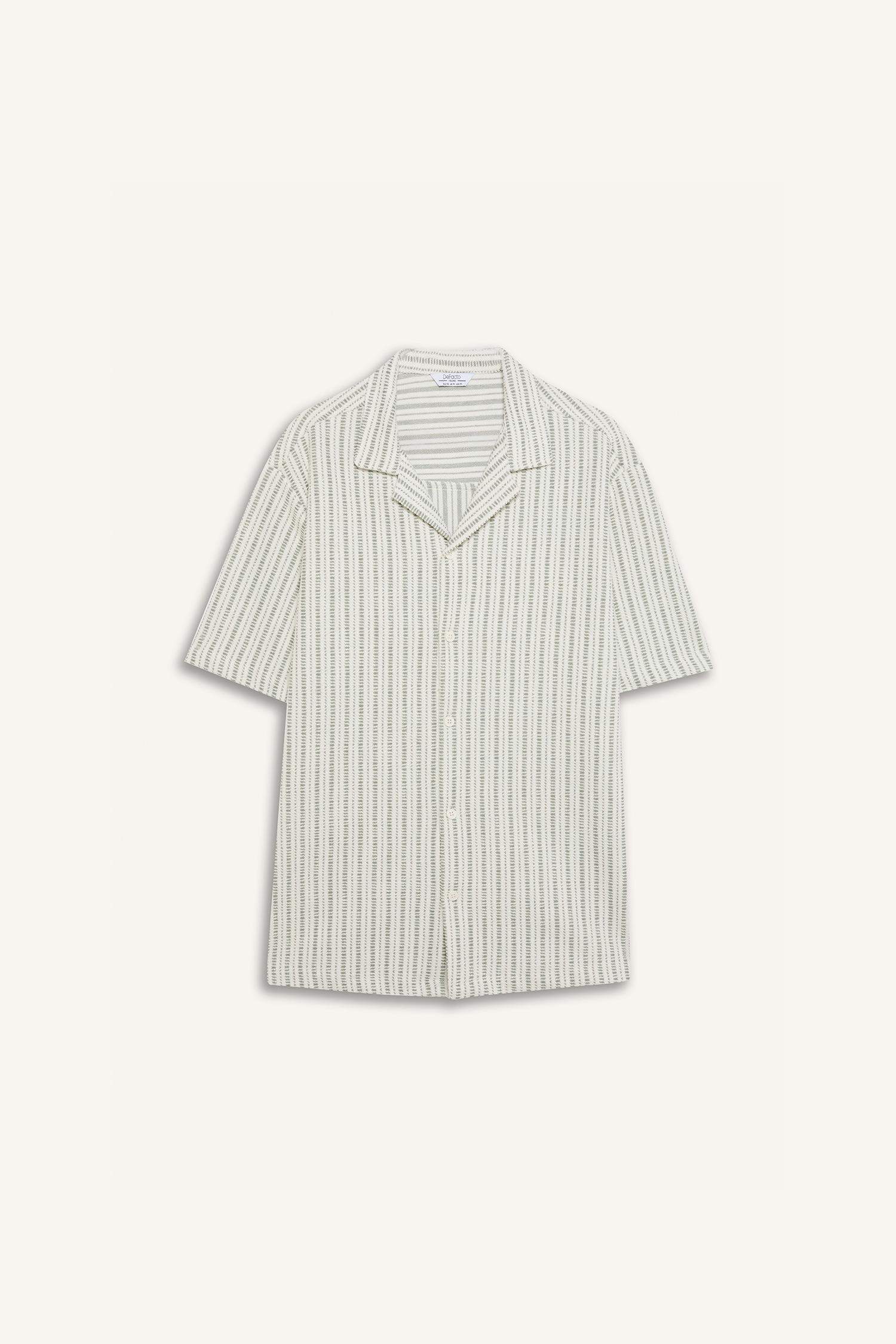 قميص نص كم قصة مريحة بياقة عالية