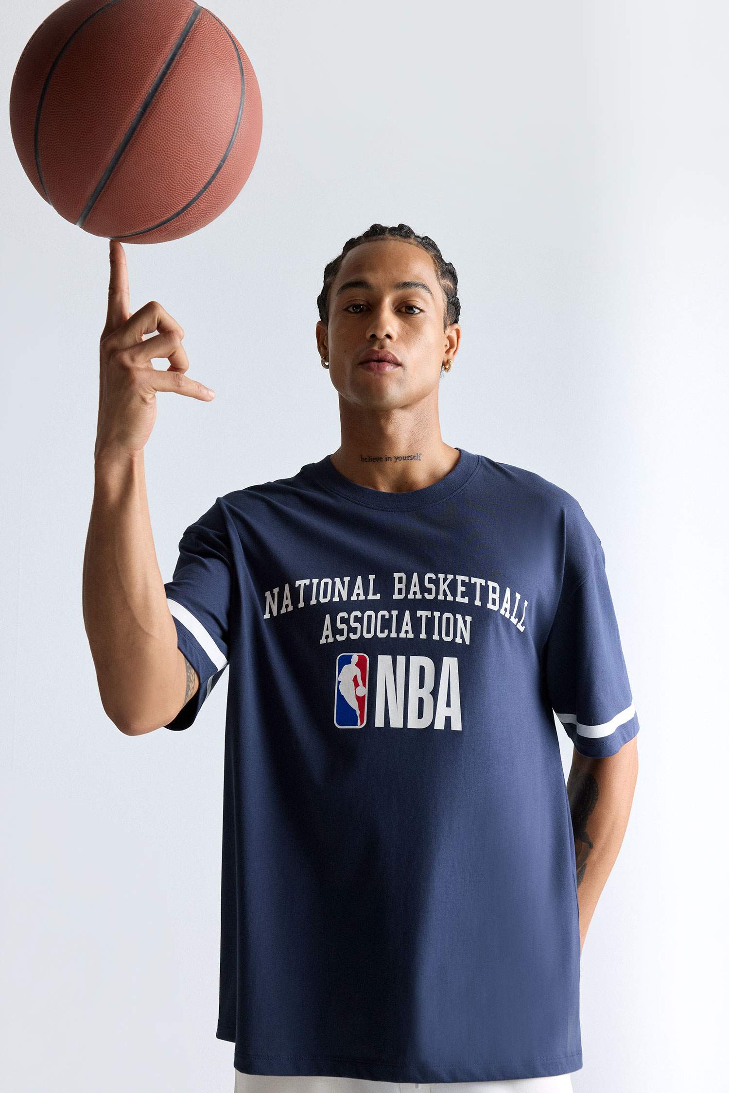 %100 Pamuk NBA Wordmark Oversize Geniş Kalıp Bisiklet Yaka Kısa Kollu Tişört