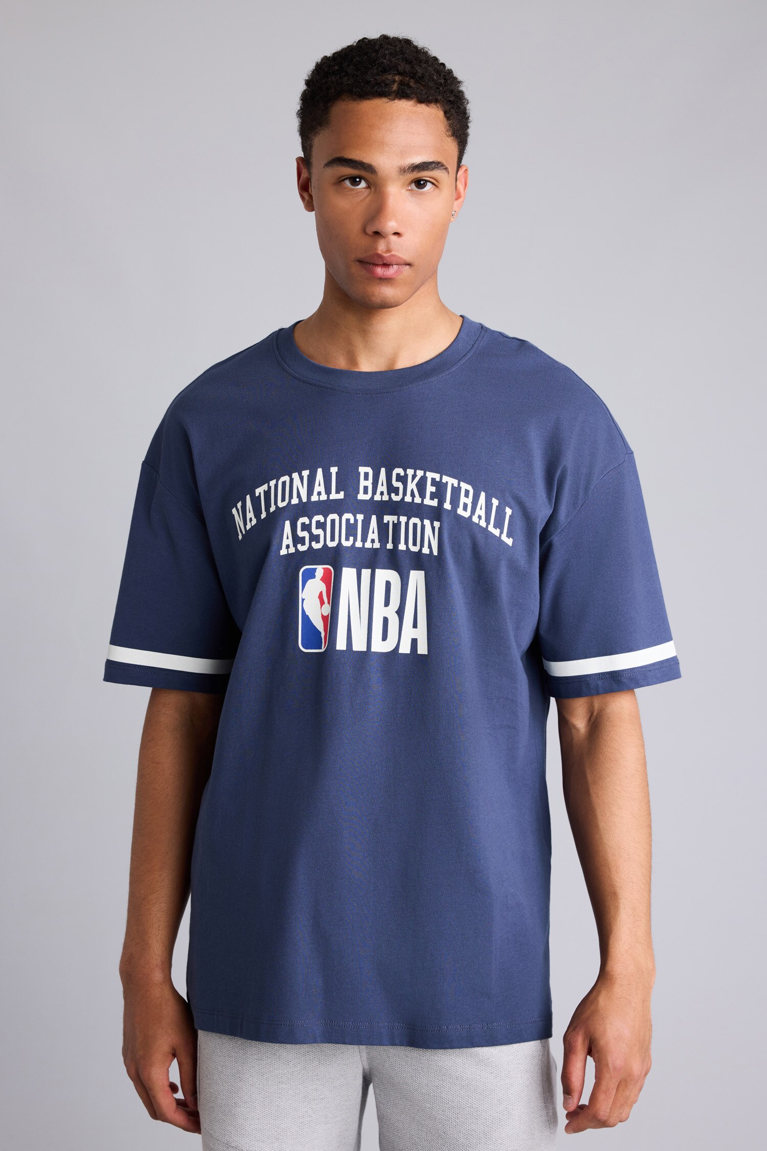 DeFacto %100 Pamuk NBA Wordmark Oversize Geniş Kalıp Bisiklet Yaka Kısa Kollu Tişört görsel 3