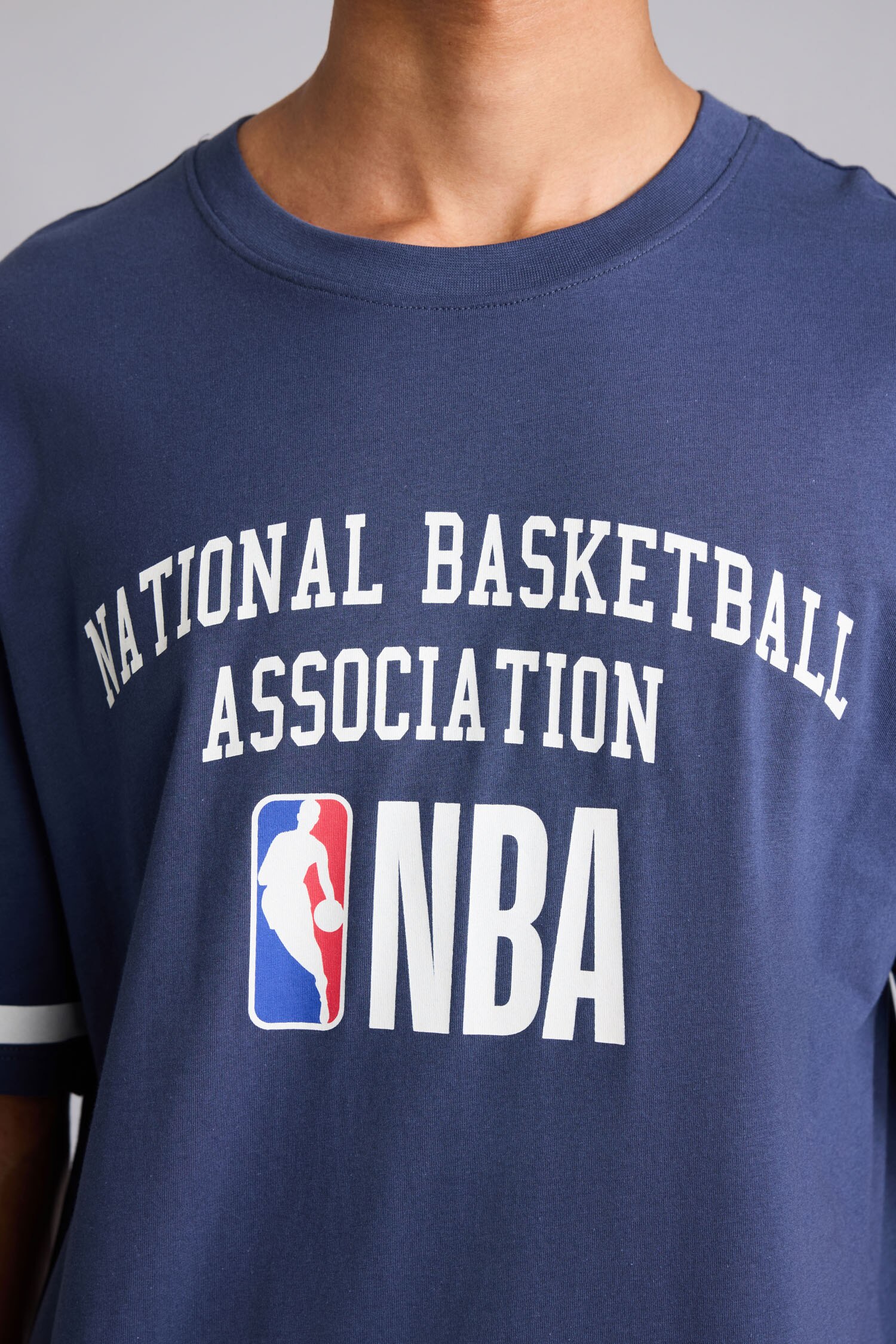 DeFacto %100 Pamuk NBA Wordmark Oversize Geniş Kalıp Bisiklet Yaka Kısa Kollu Tişört görsel 4