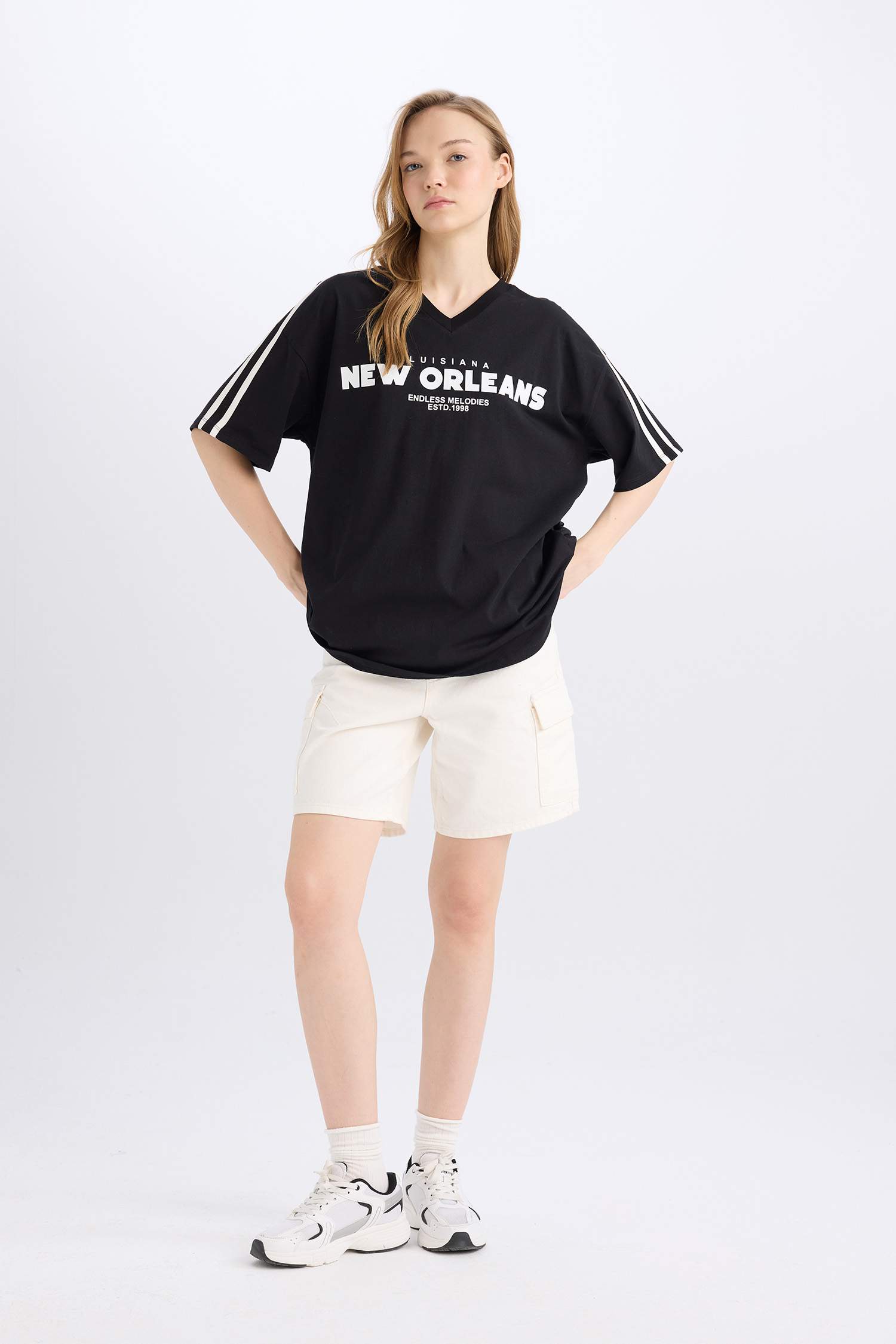 تيشيرت نص كم اوفر سايز بياقة V