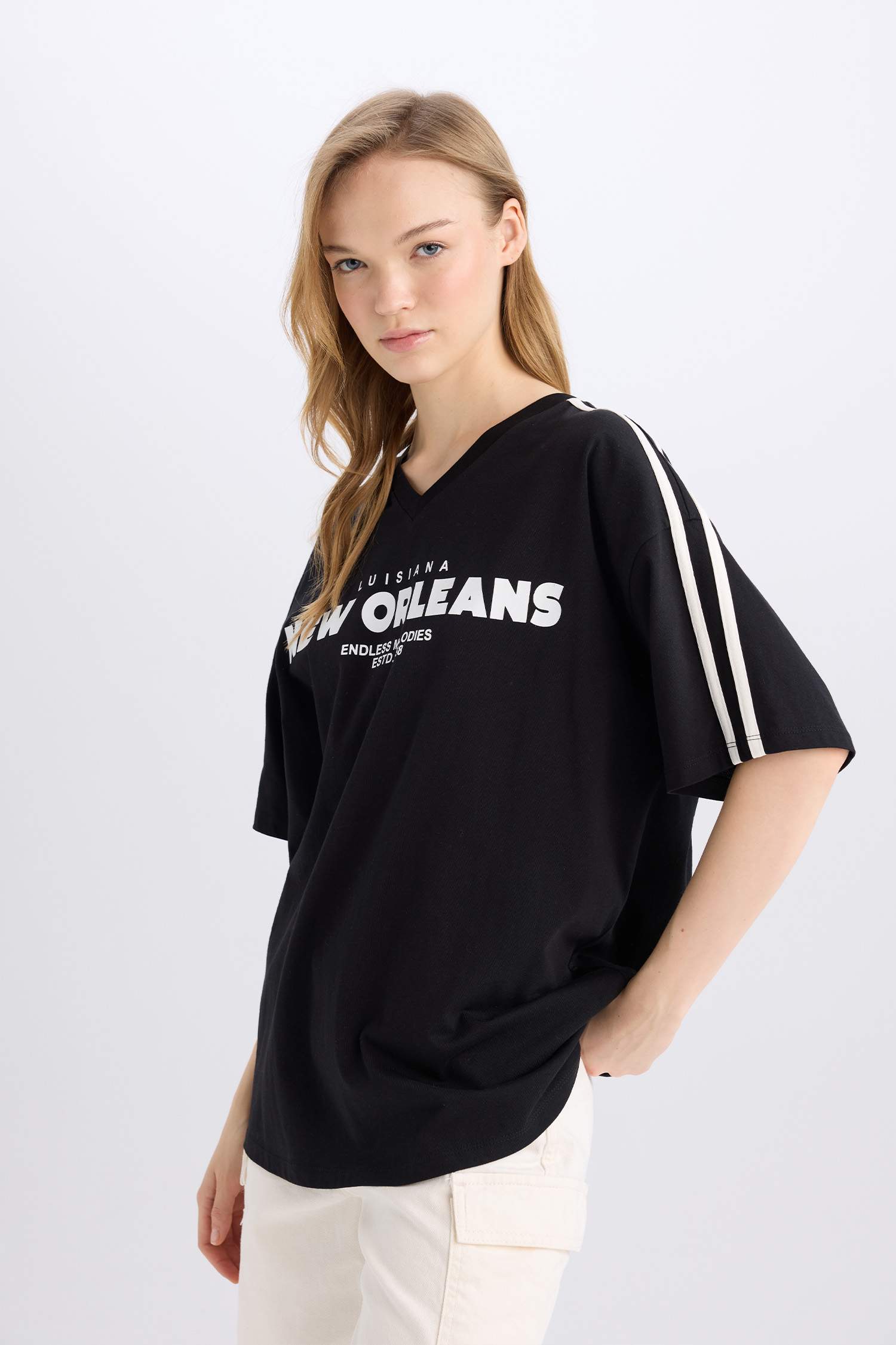 تيشيرت نص كم اوفر سايز بياقة V