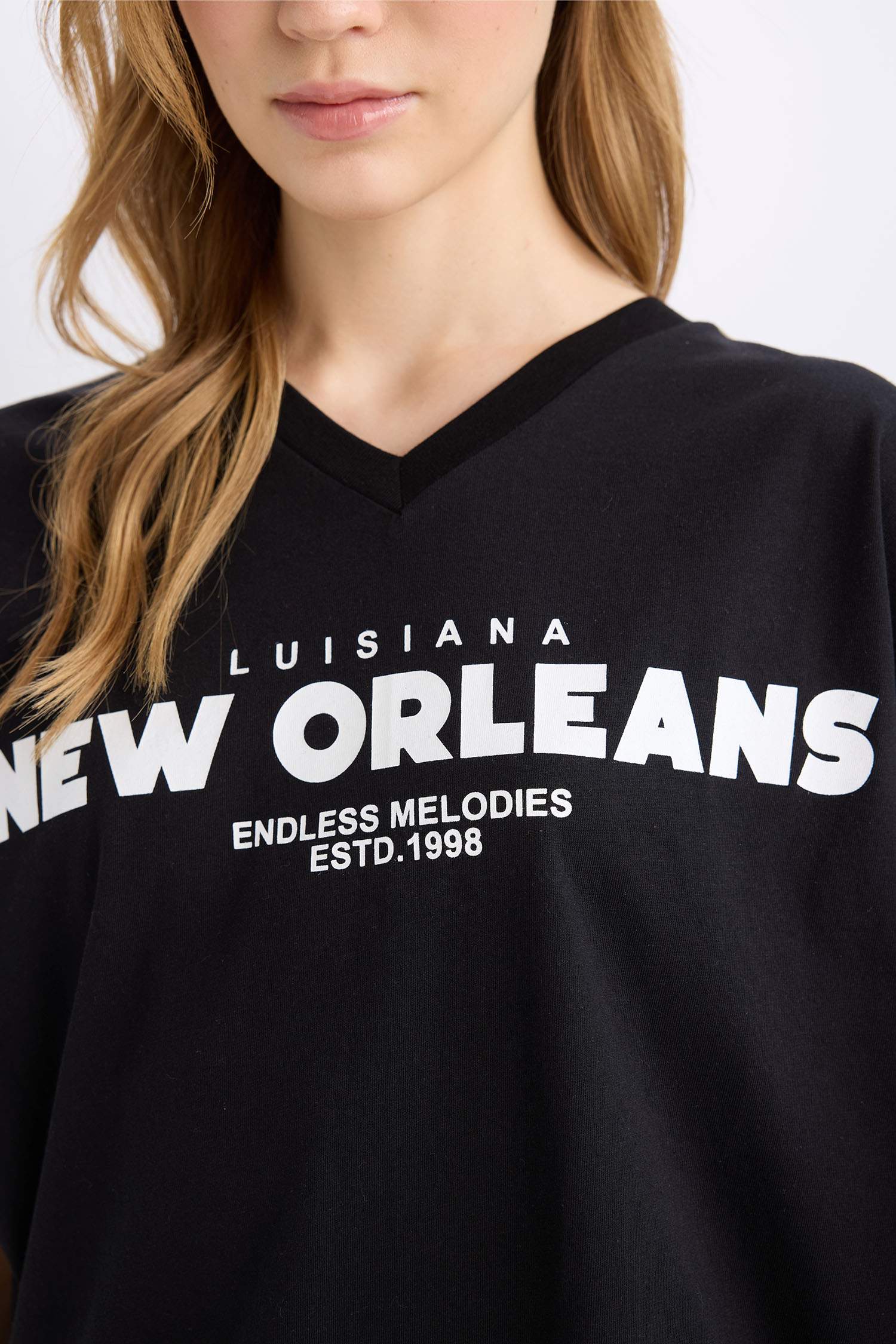 تيشيرت نص كم اوفر سايز بياقة V