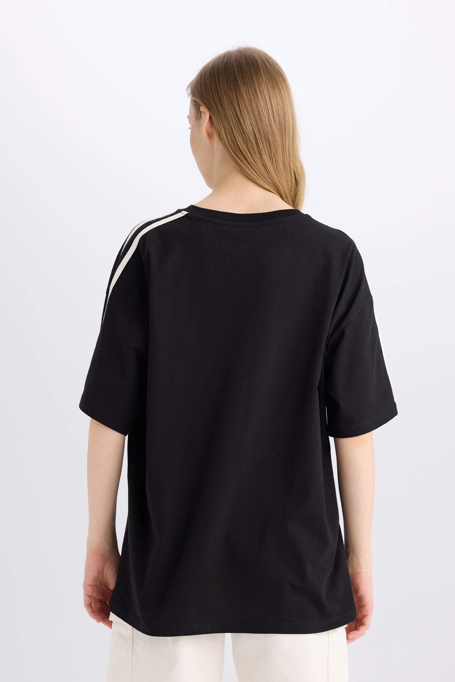 تيشيرت نص كم اوفر سايز بياقة V