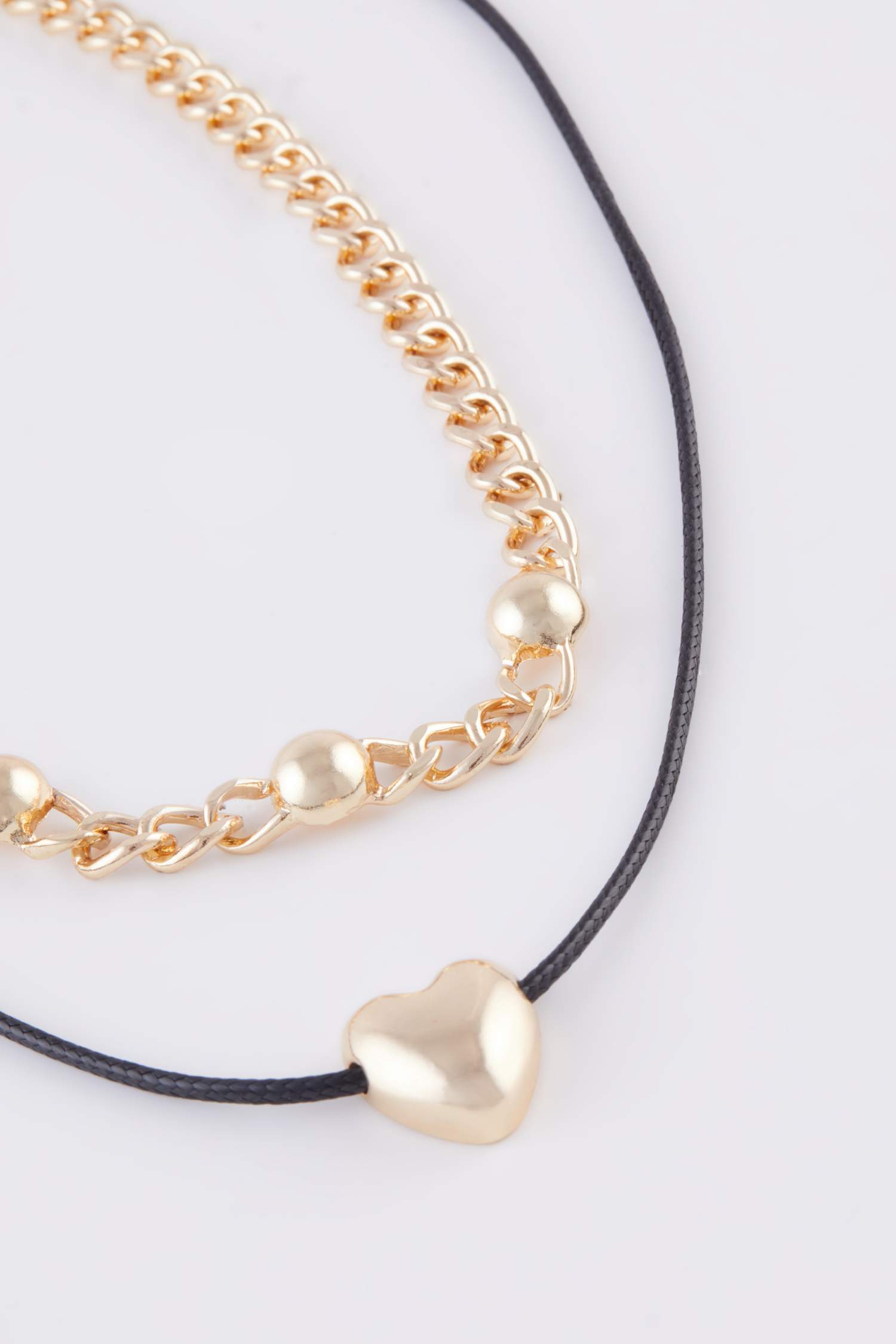 Kadın Siyah İpli ve Kalpli Gold Kolye