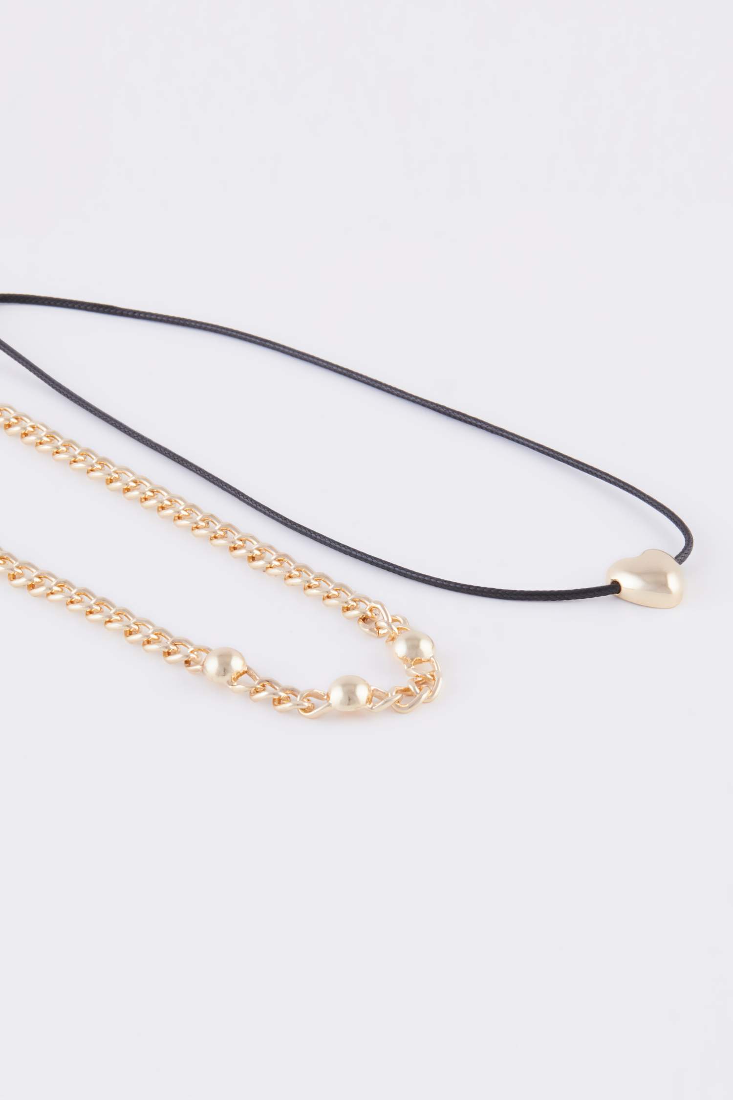 Kadın Siyah İpli ve Kalpli Gold Kolye