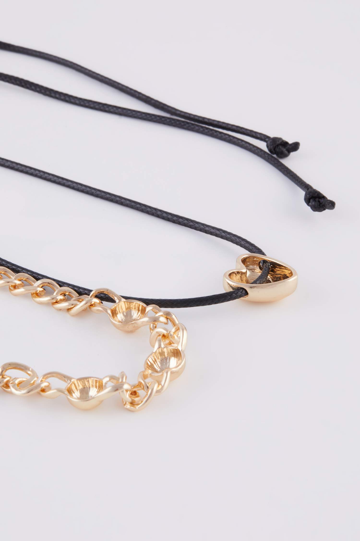 Kadın Siyah İpli ve Kalpli Gold Kolye