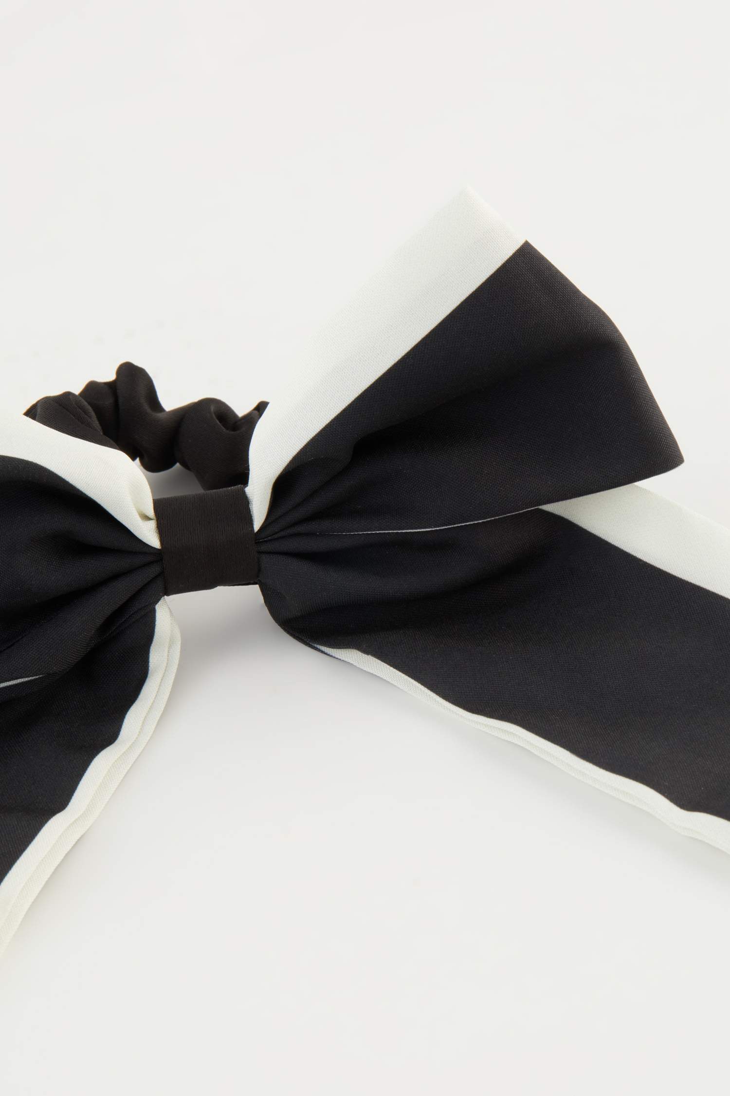 Kadın Siyah Fiyonk Lastik Toka