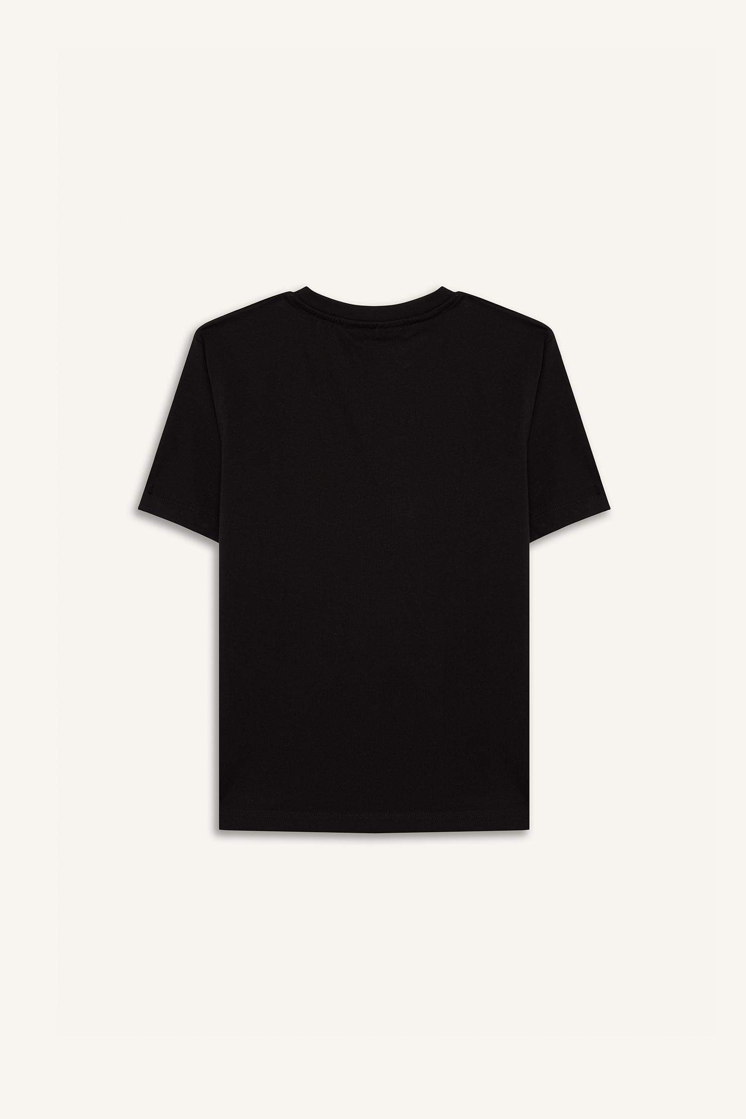 تيشيرت نص كم قصة عادية برقبة مستديرة