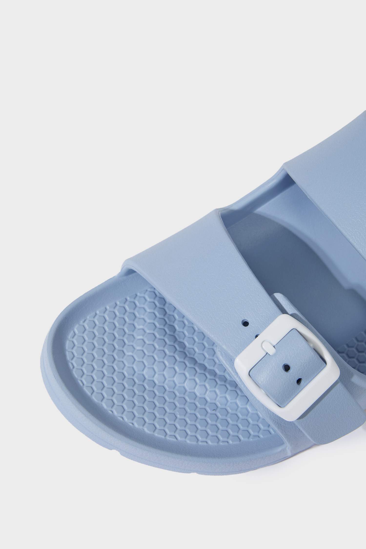 شبشب نسائي إيفا بكعب مسطح بشريط مزدوج