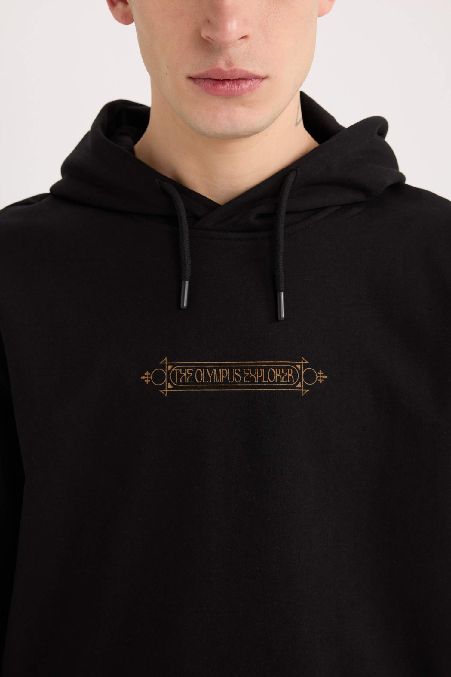 سويت شيرت قصة عادية بغطاء للرأس بطبعة من الخلف