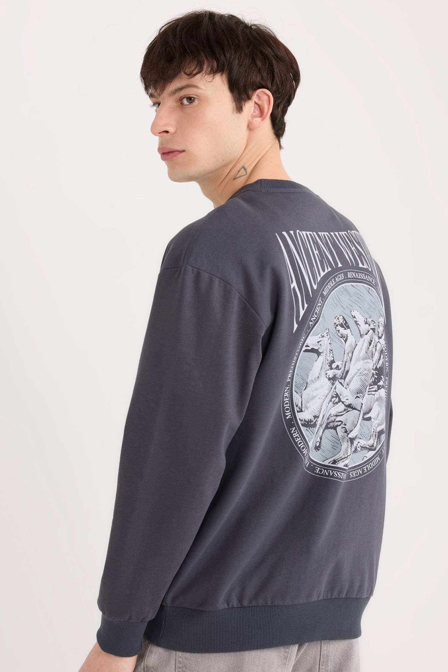 Boxy Fit Bisiklet Yaka Sırt Baskılı Sweatshirt