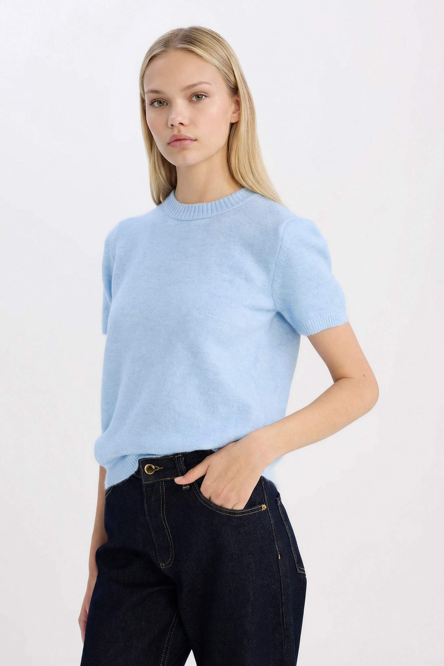 تيشيرت سامبل كم قصير قصة عادية برقبة مستديرة