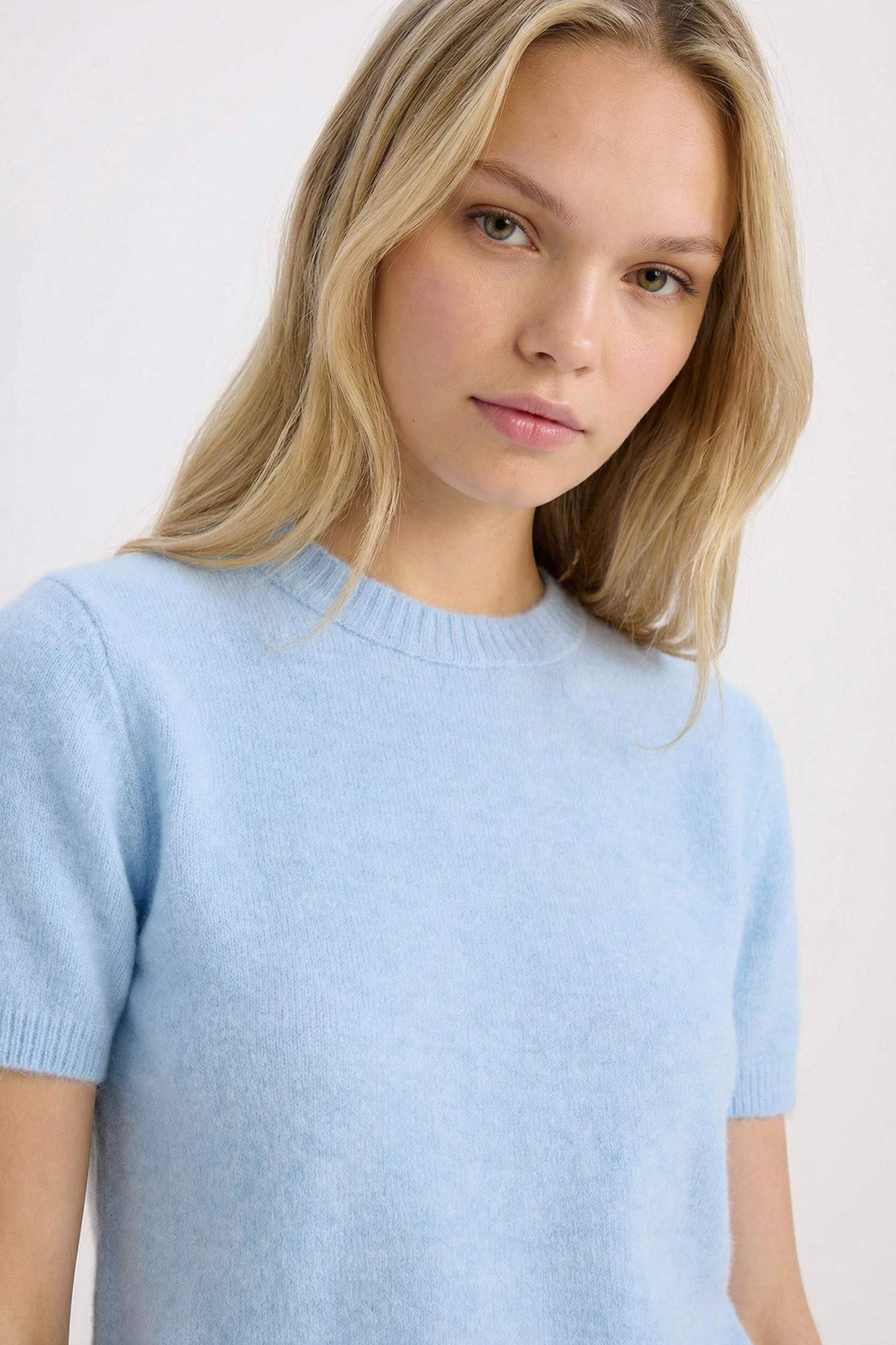 تيشيرت سامبل كم قصير قصة عادية برقبة مستديرة