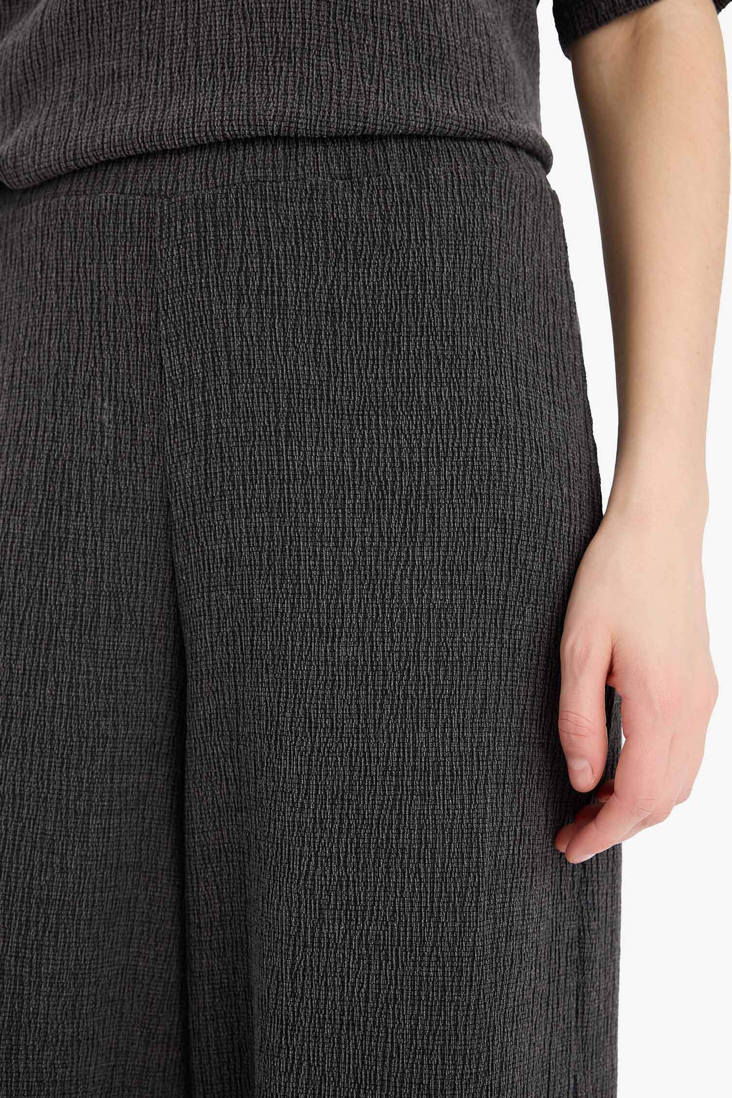 بنطرون منسوج برجل واسع وايد ليج