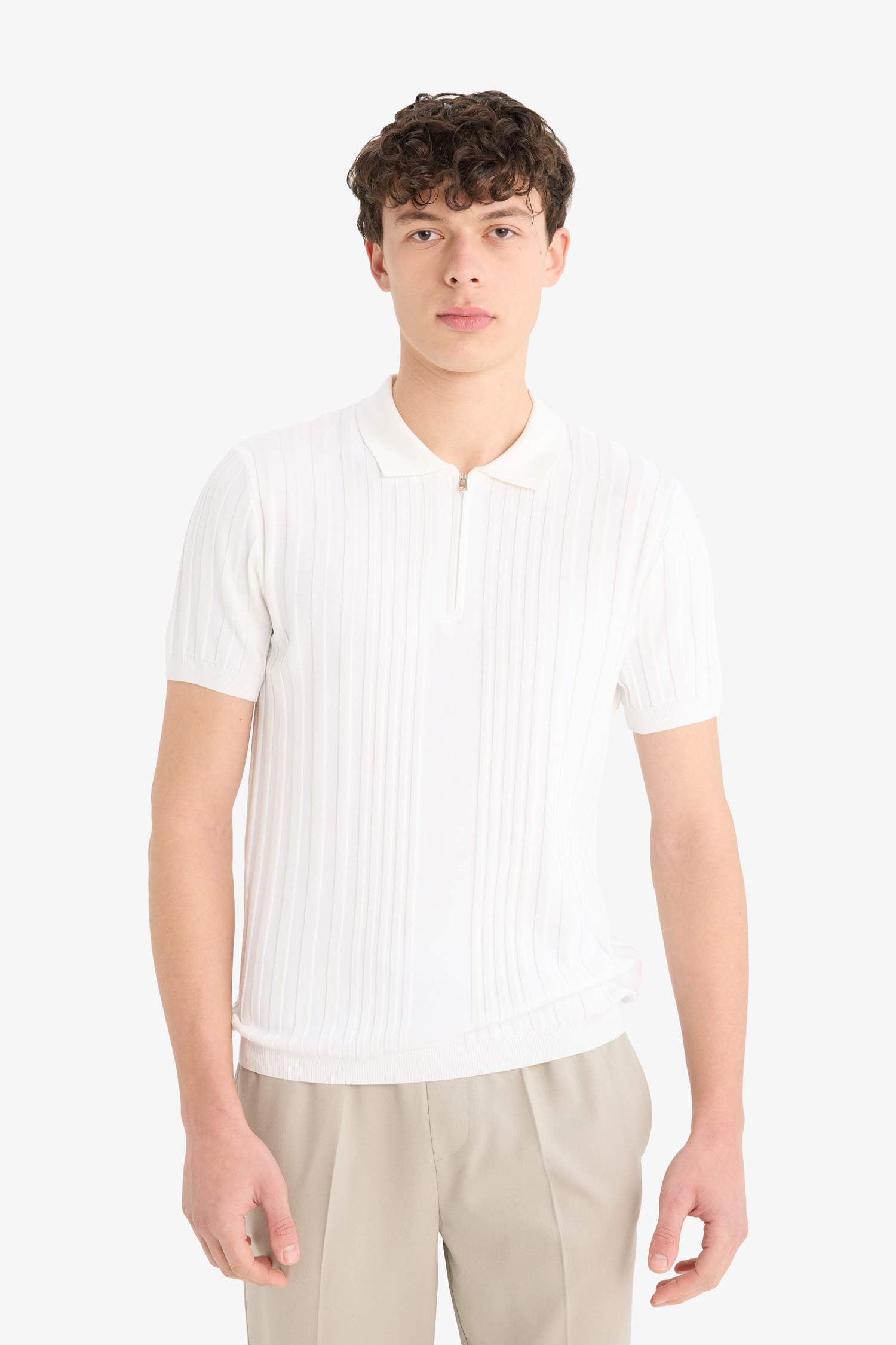 Standart Fit Polo Yaka Yarım Fermuarlı Kısa Kollu Triko Tişört