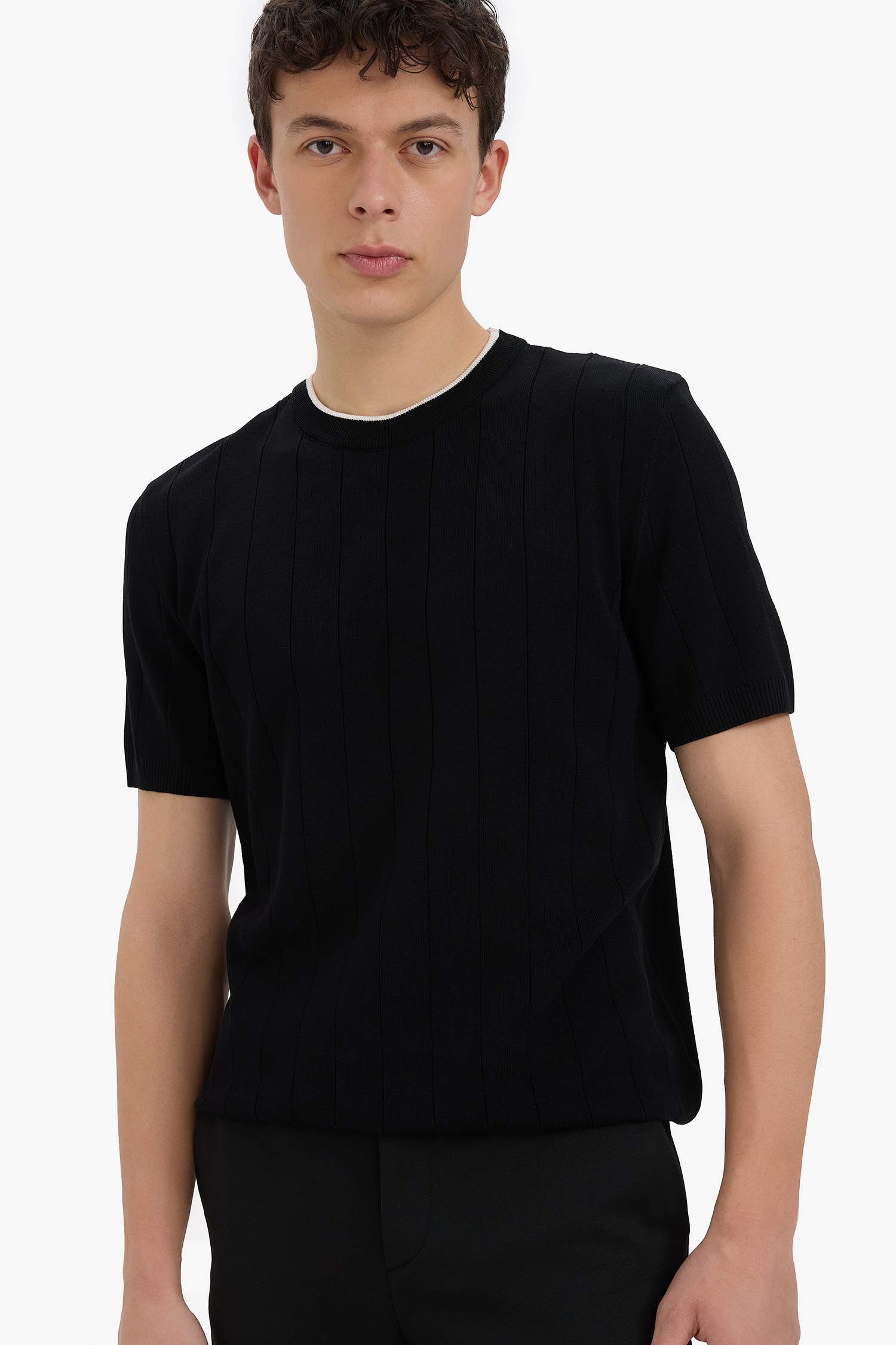 T-shirt en maille à col rond et manches courtes Coupe standard