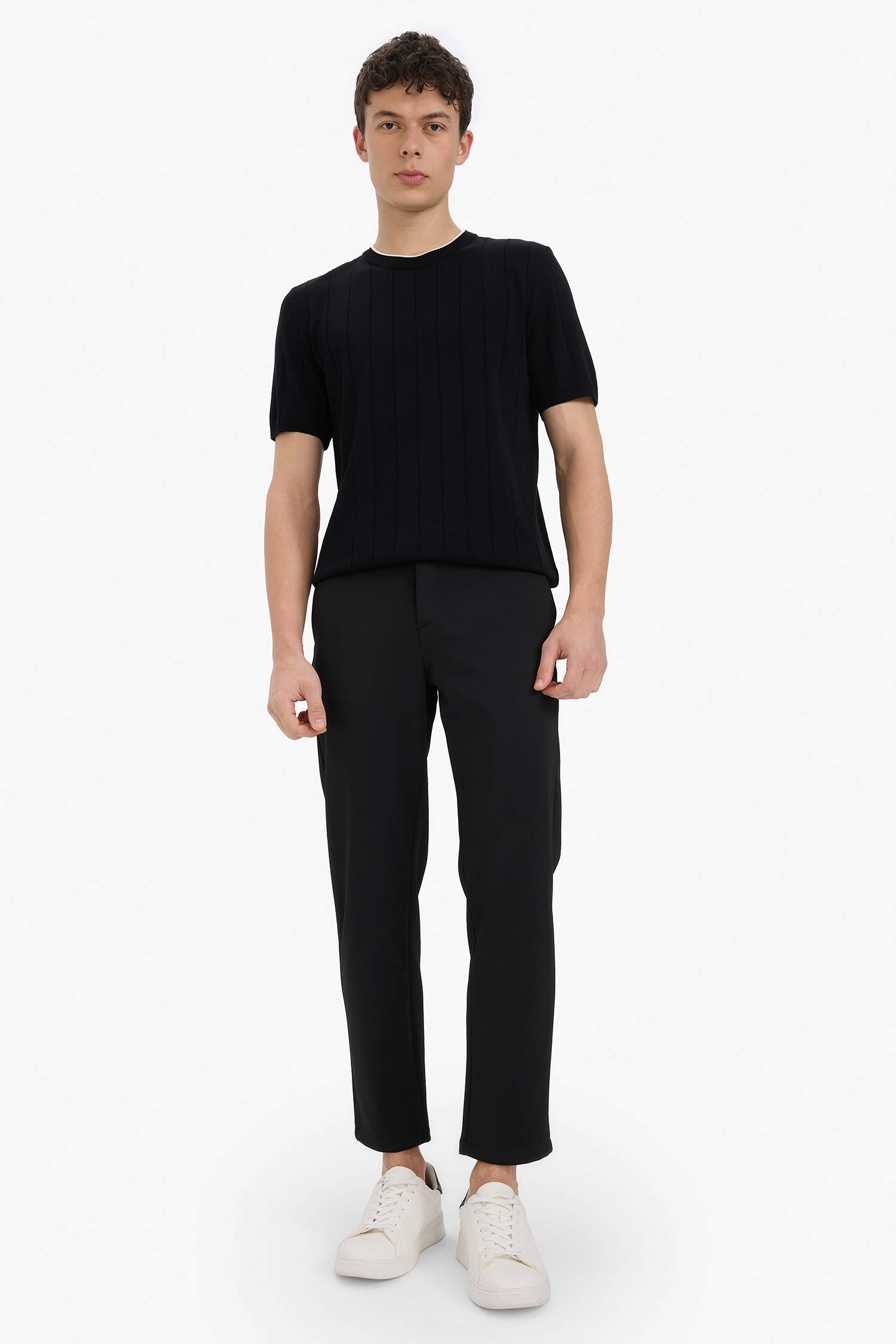 T-shirt en maille à col rond et manches courtes Coupe standard