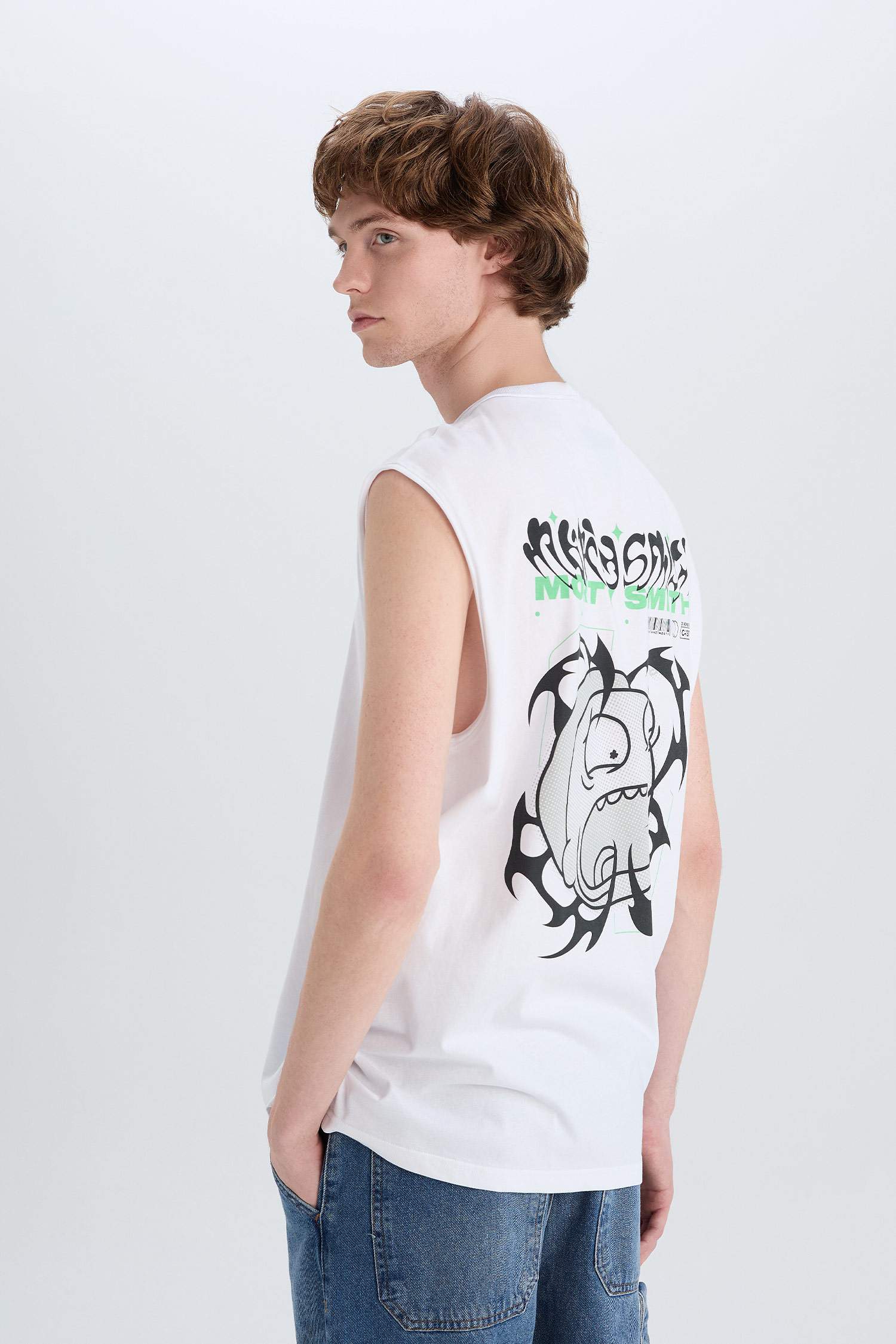 ديباردور أوفر سايز بطبعة ريك ومورتي برقبة مستديرة