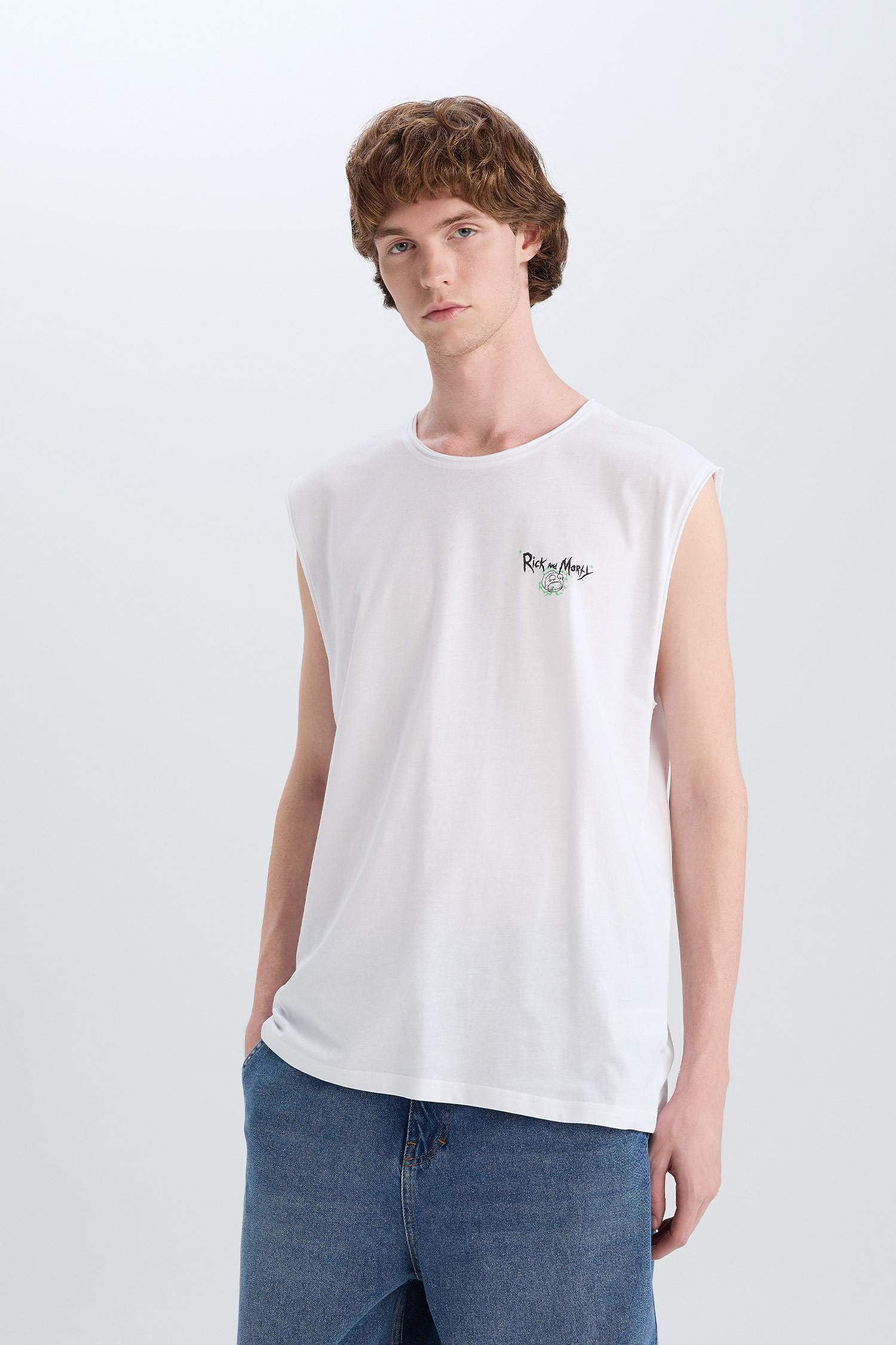 ديباردور أوفر سايز بطبعة ريك ومورتي برقبة مستديرة