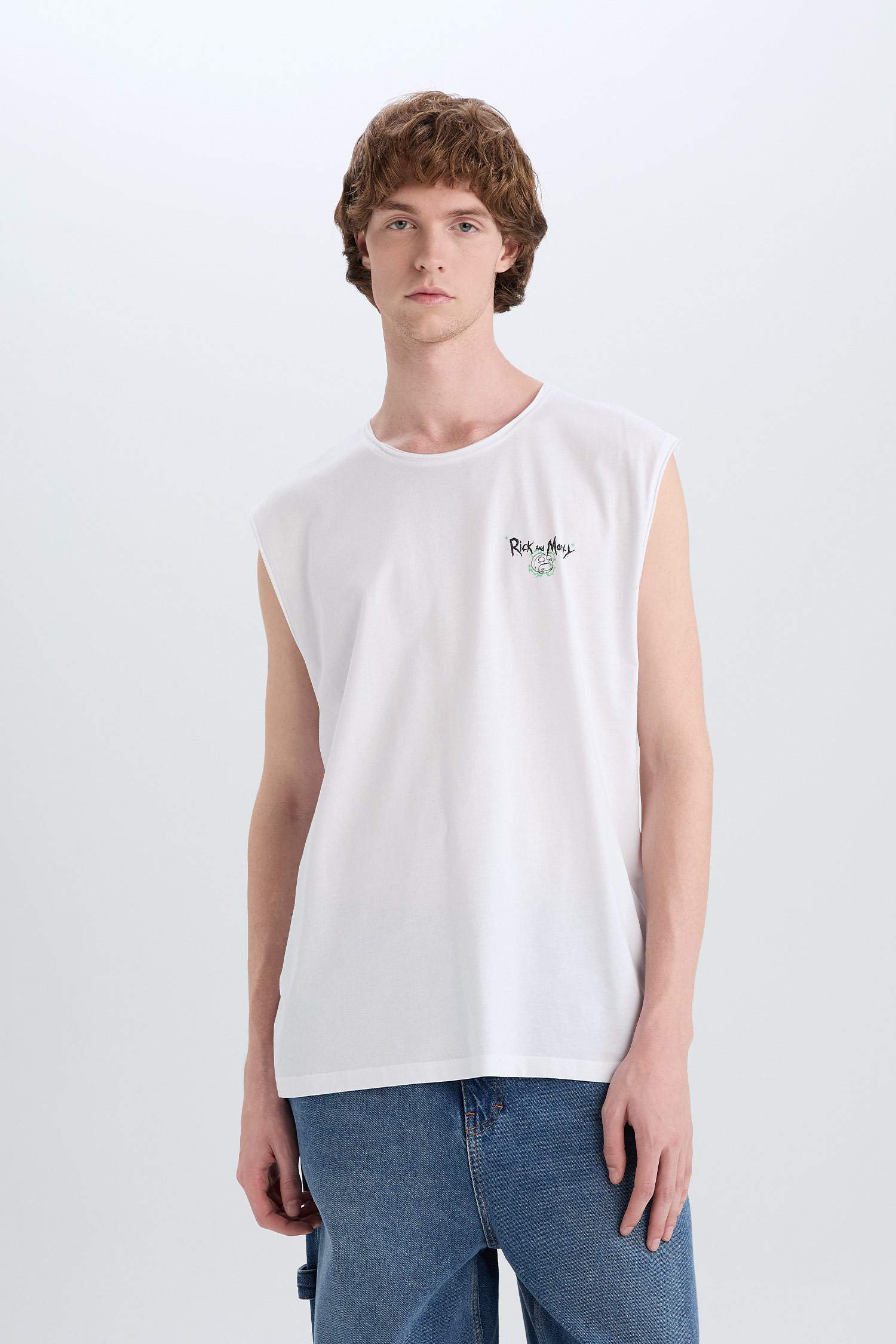 ديباردور أوفر سايز بطبعة ريك ومورتي برقبة مستديرة