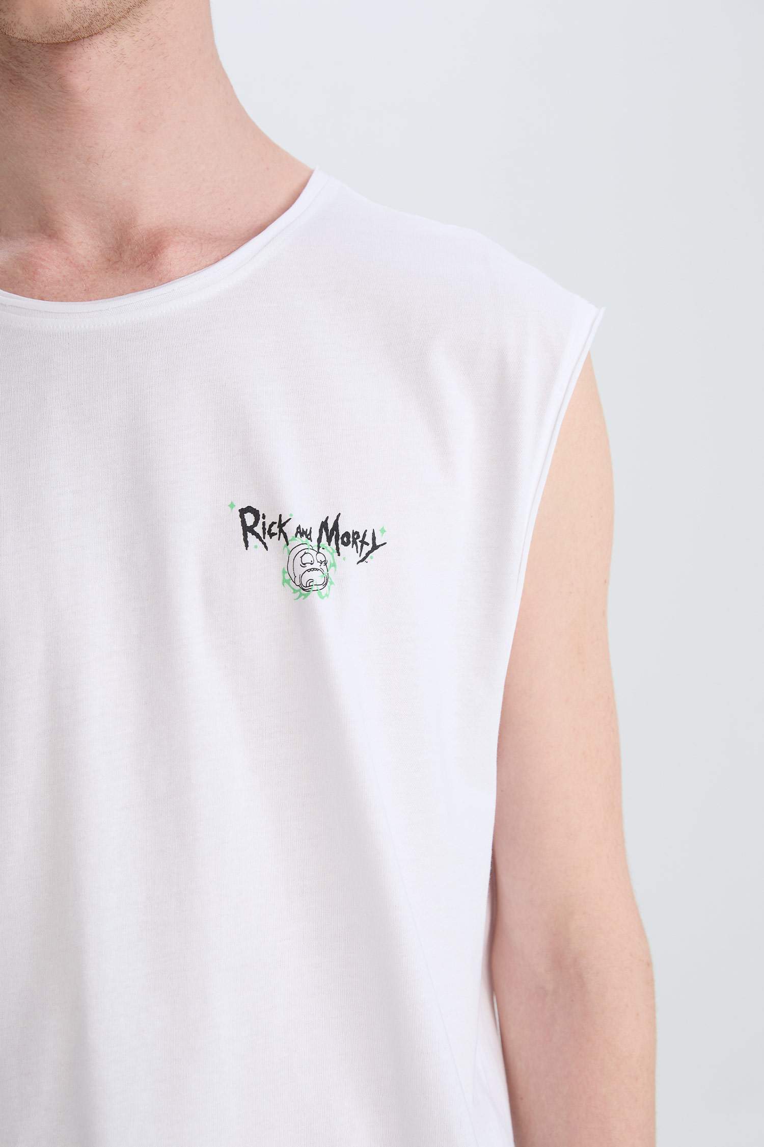 ديباردور أوفر سايز بطبعة ريك ومورتي برقبة مستديرة