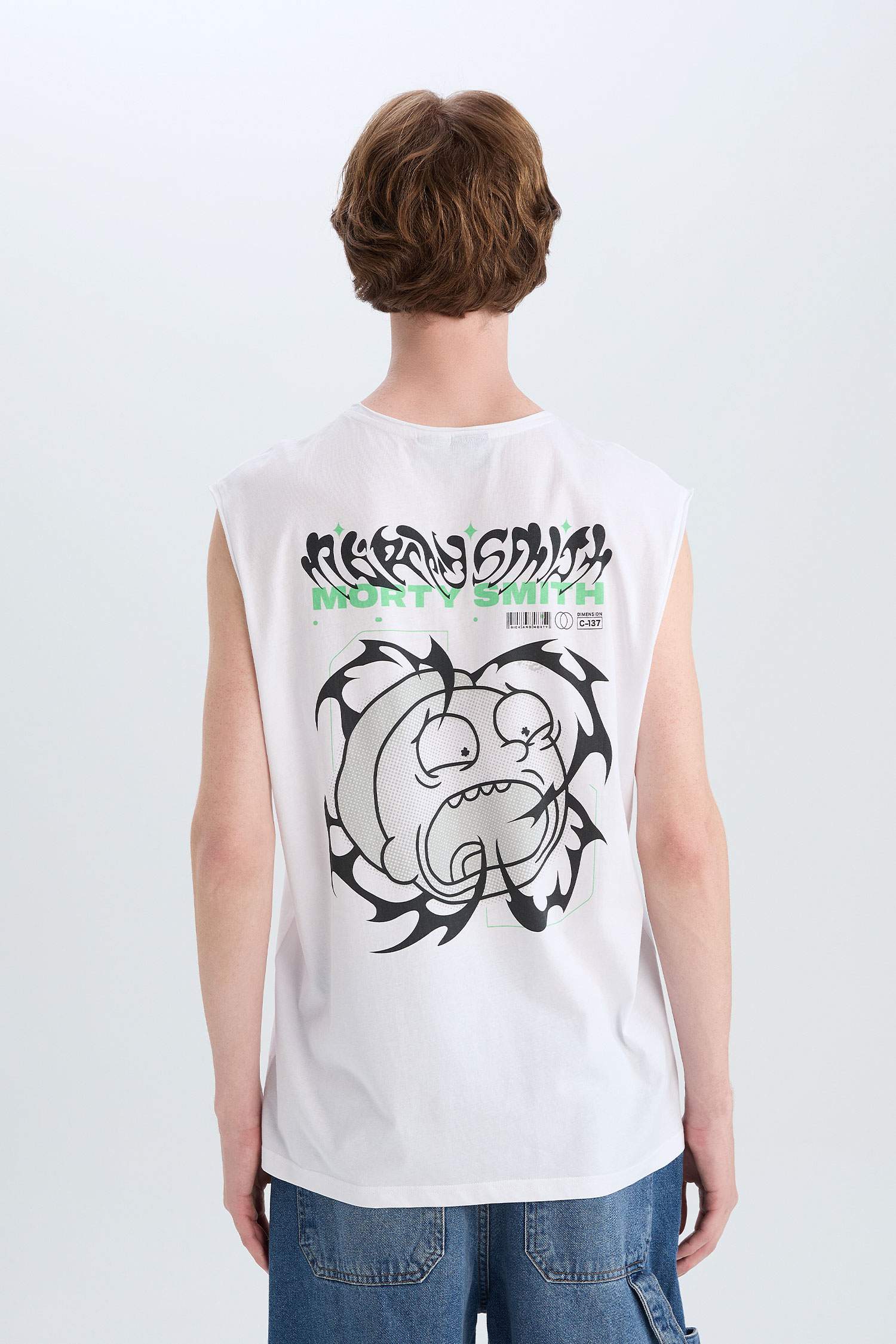 ديباردور أوفر سايز بطبعة ريك ومورتي برقبة مستديرة