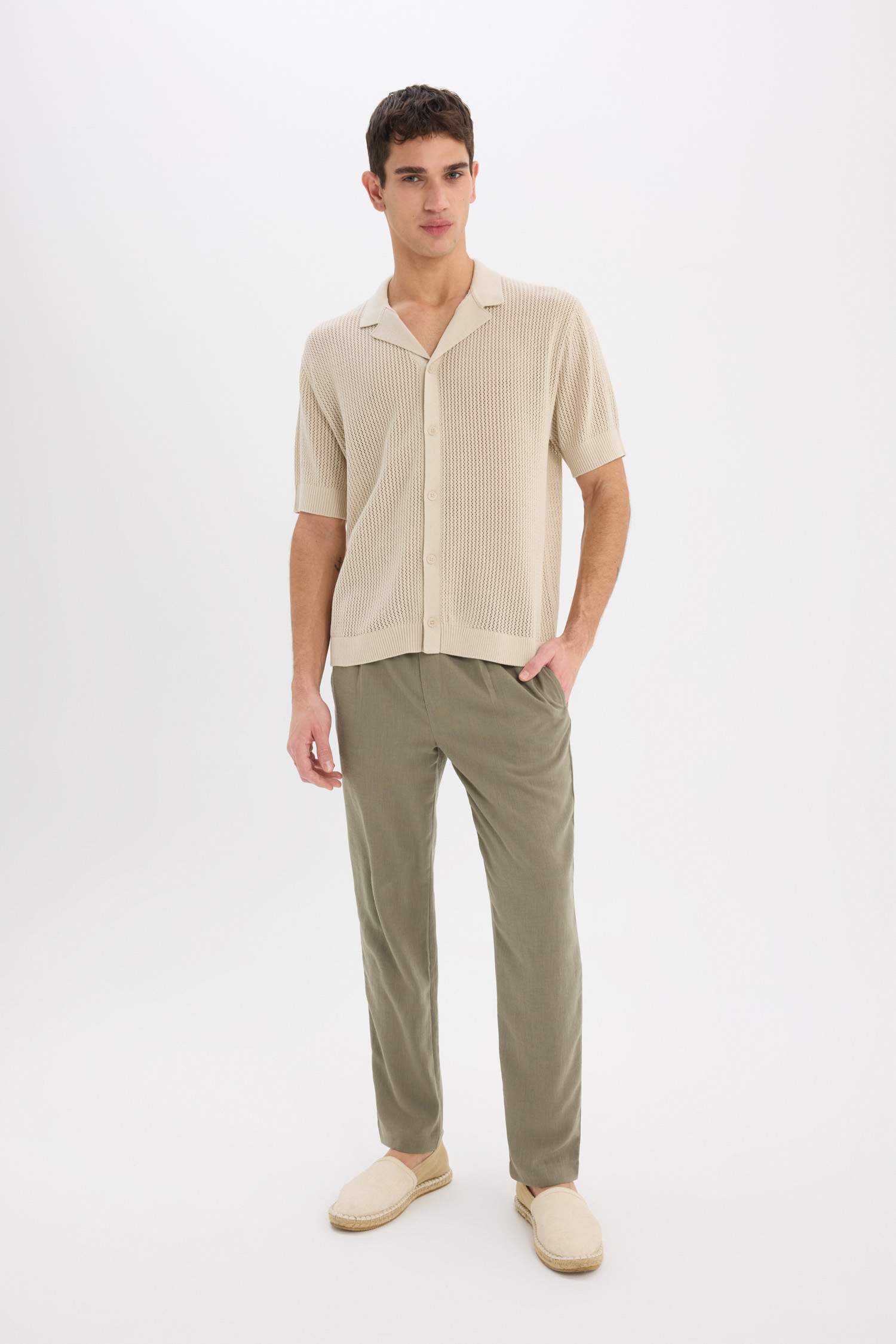 Трикотажная рубашка-поло стандартного кроя с короткими рукавами