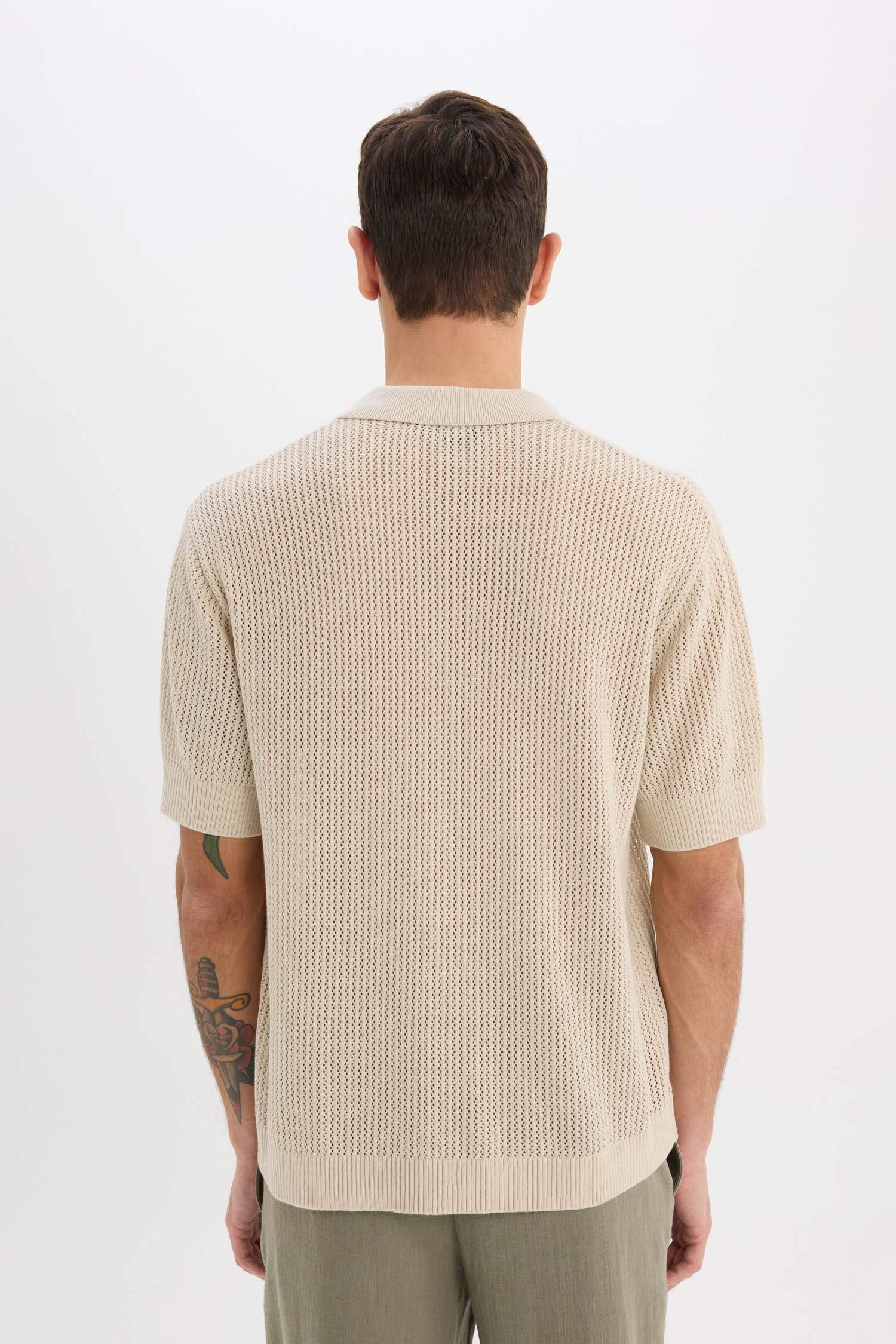 Трикотажная рубашка-поло стандартного кроя с короткими рукавами