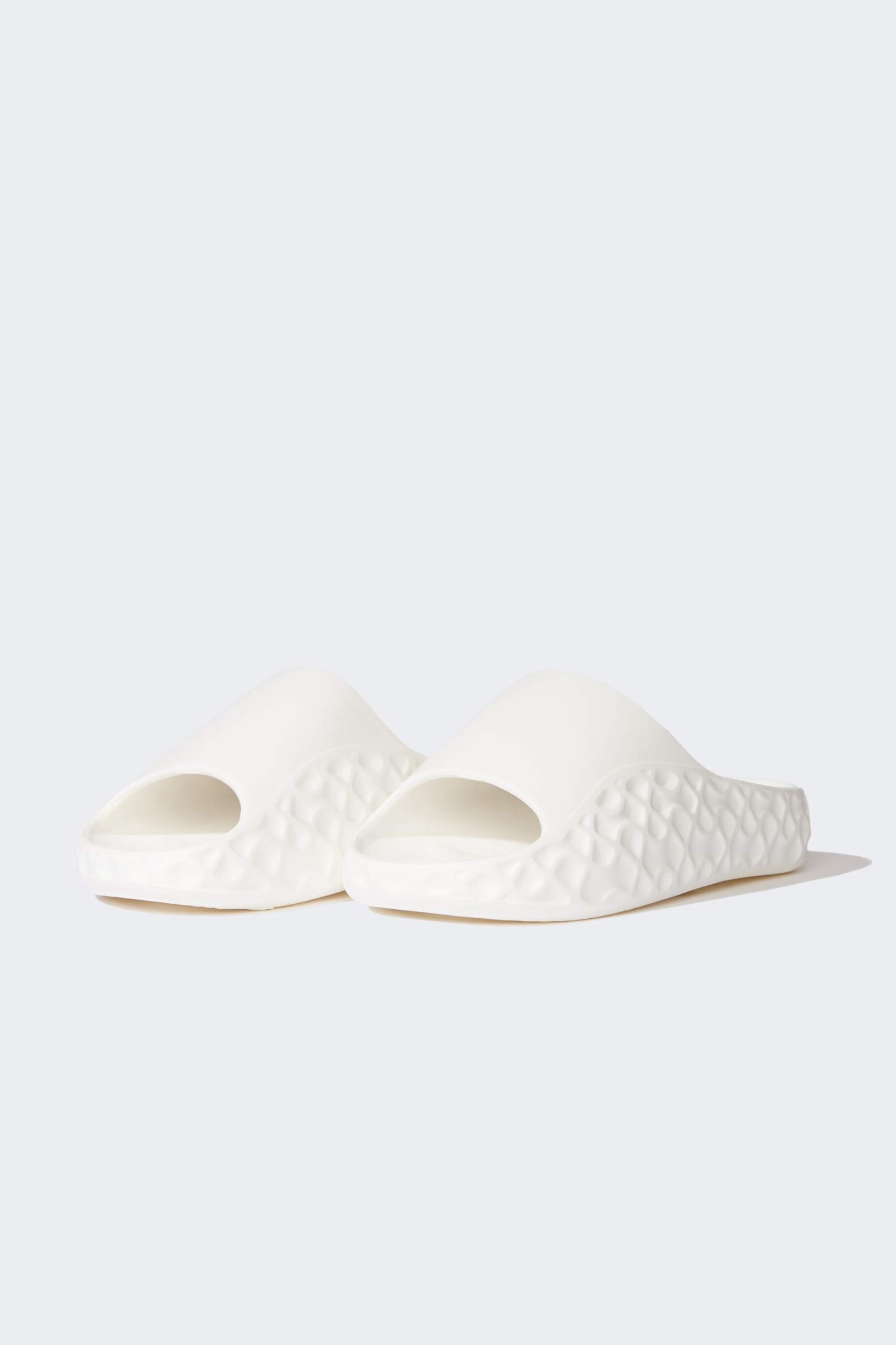 شبشب نسائي بكعب مسطح بشريط مفرد