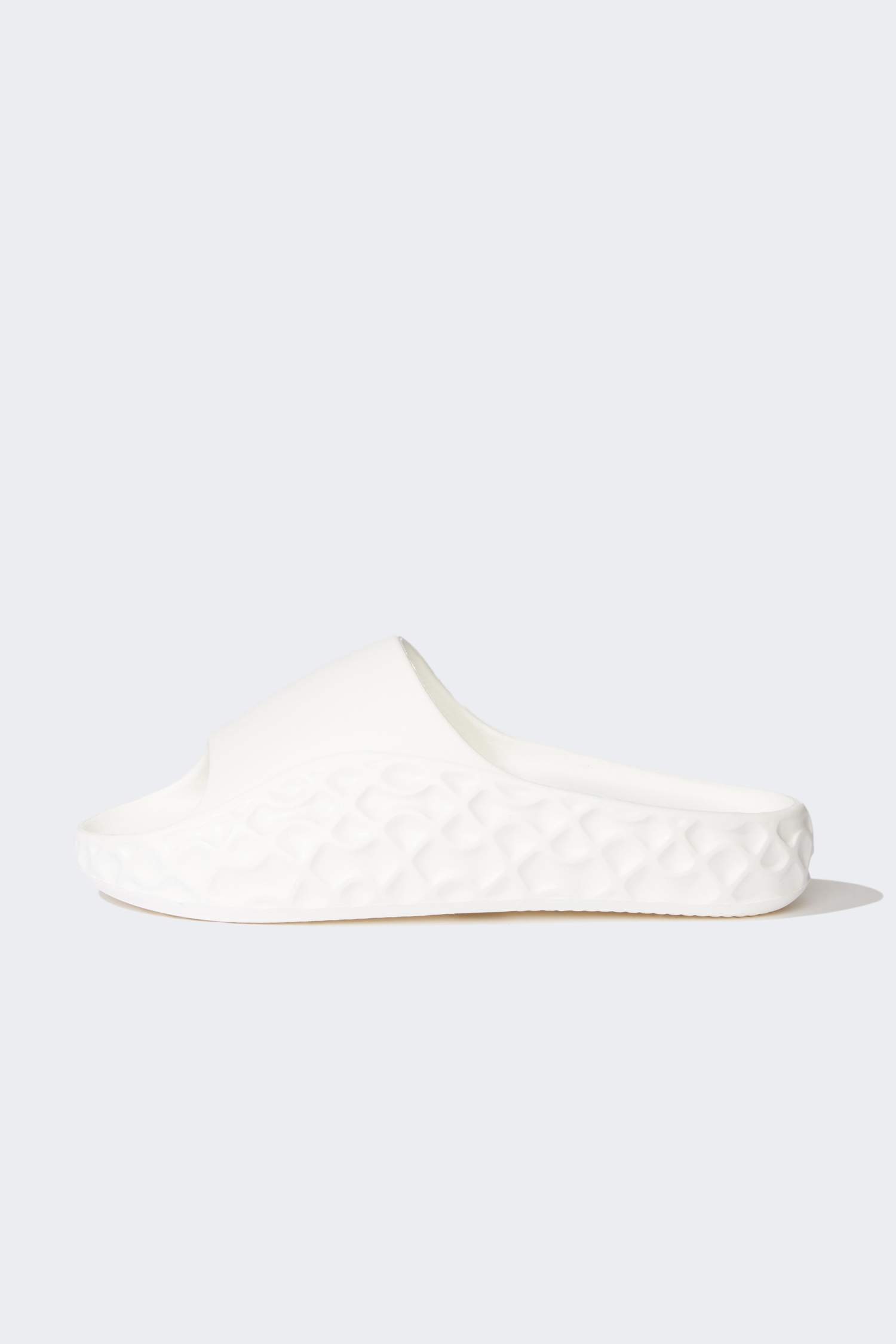 شبشب نسائي بكعب مسطح بشريط مفرد