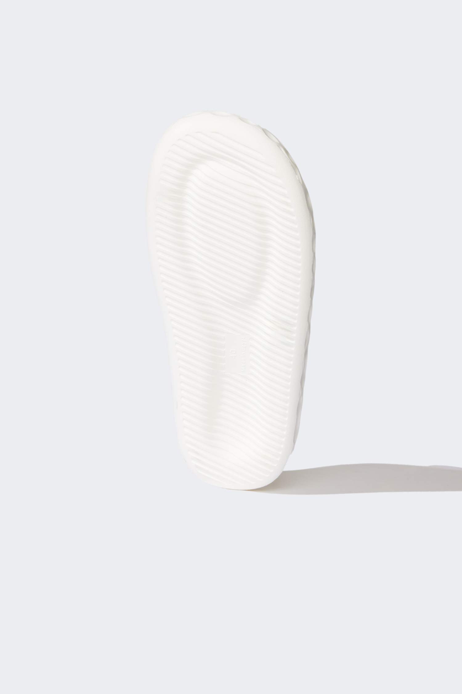 شبشب نسائي بكعب مسطح بشريط مفرد