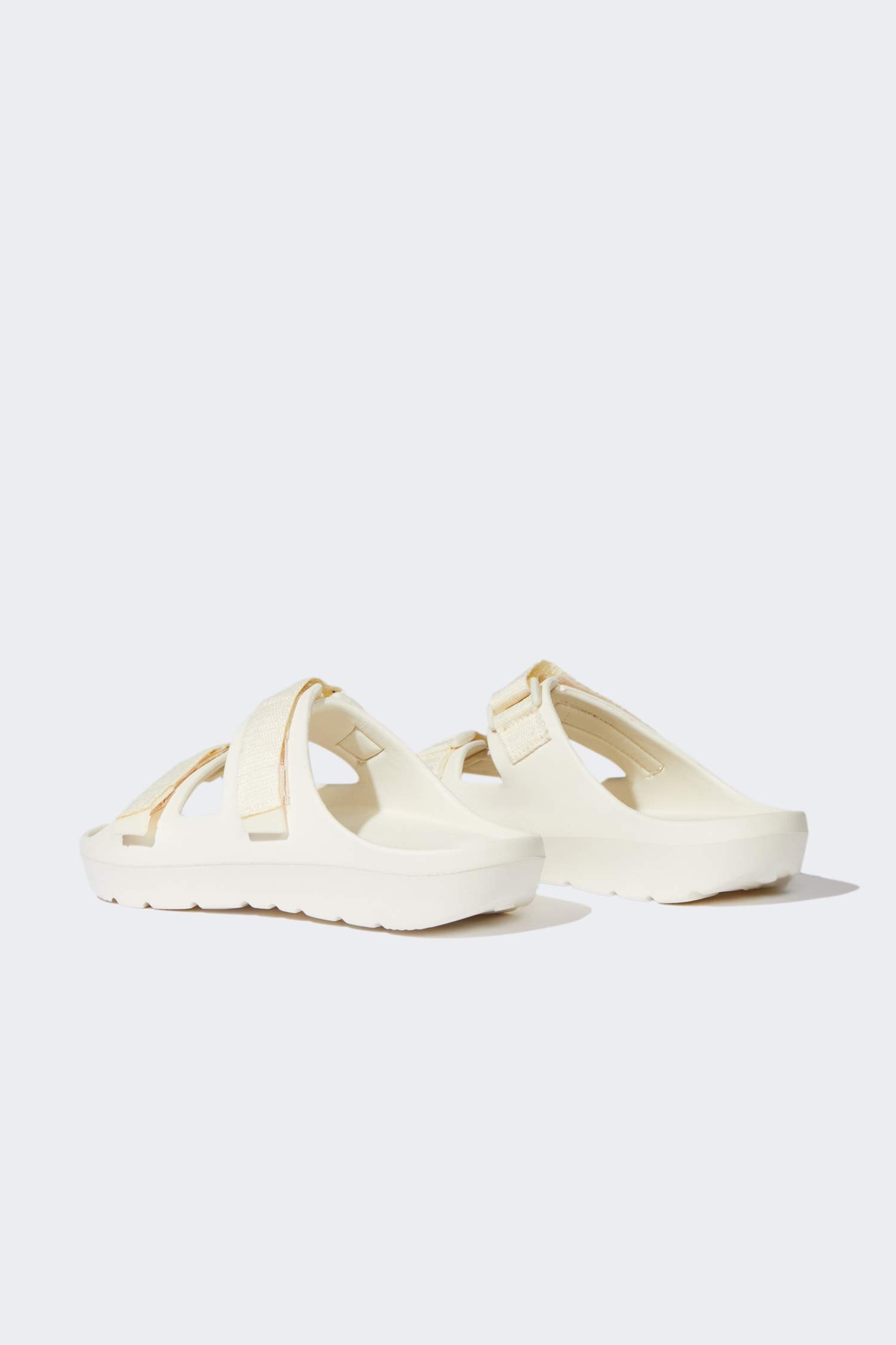 شبشب إيفا بكعب مسطح بشريط مزدوج