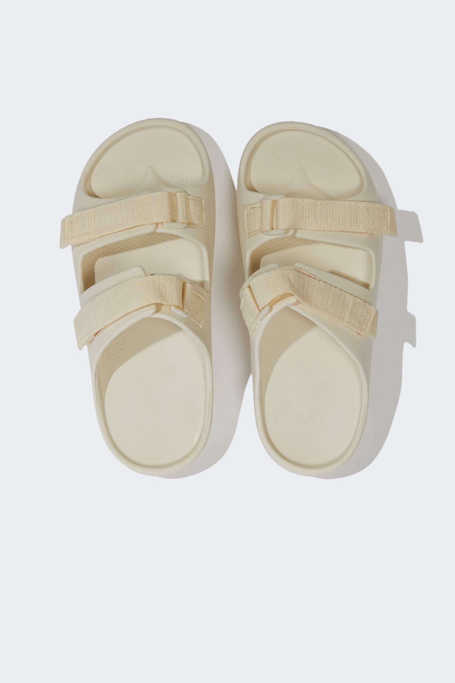 شبشب إيفا بكعب مسطح بشريط مزدوج