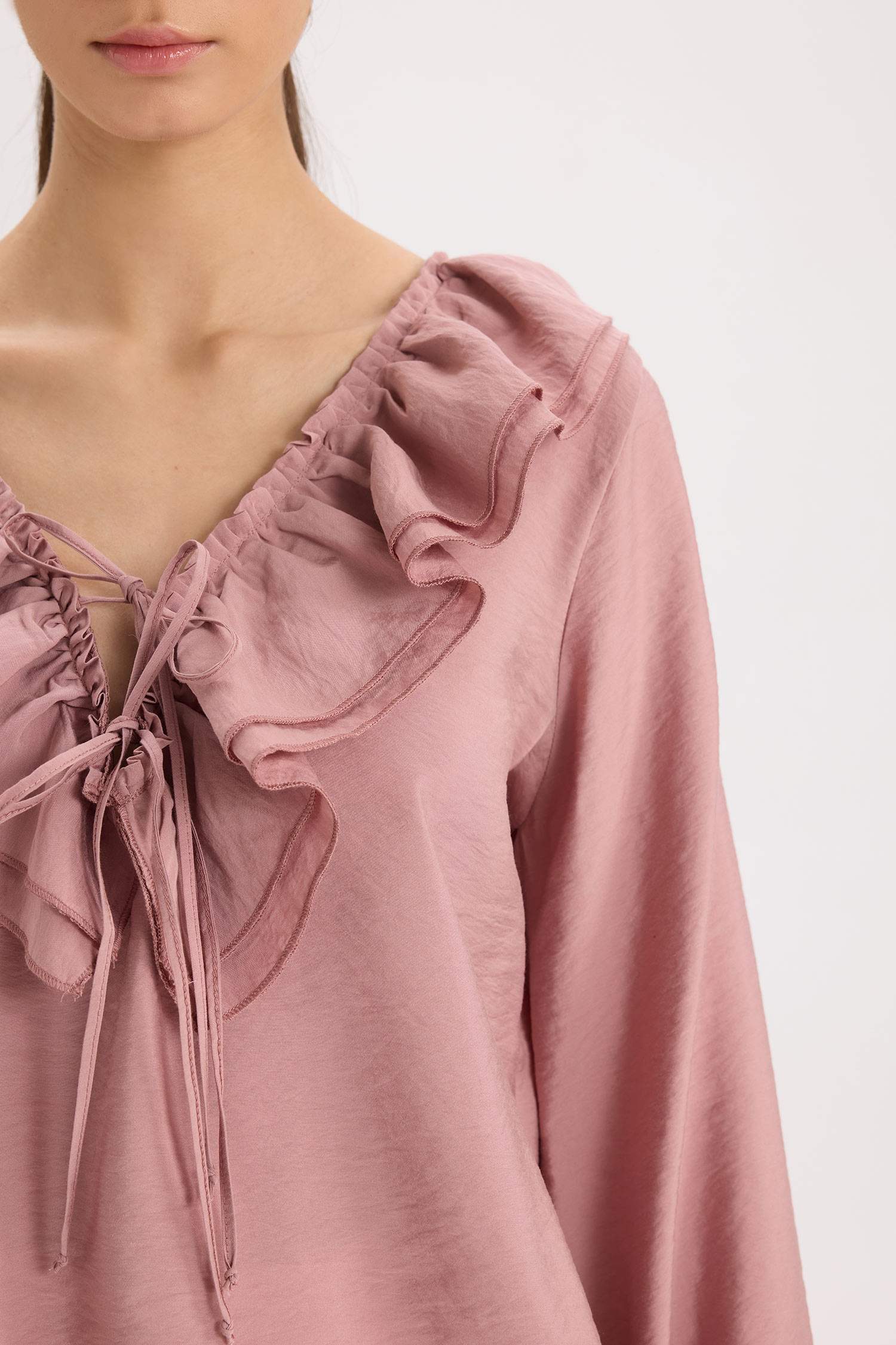 Regular Fit Fırfırlı V Yaka Basic Düz Uzun Kollu Bluz