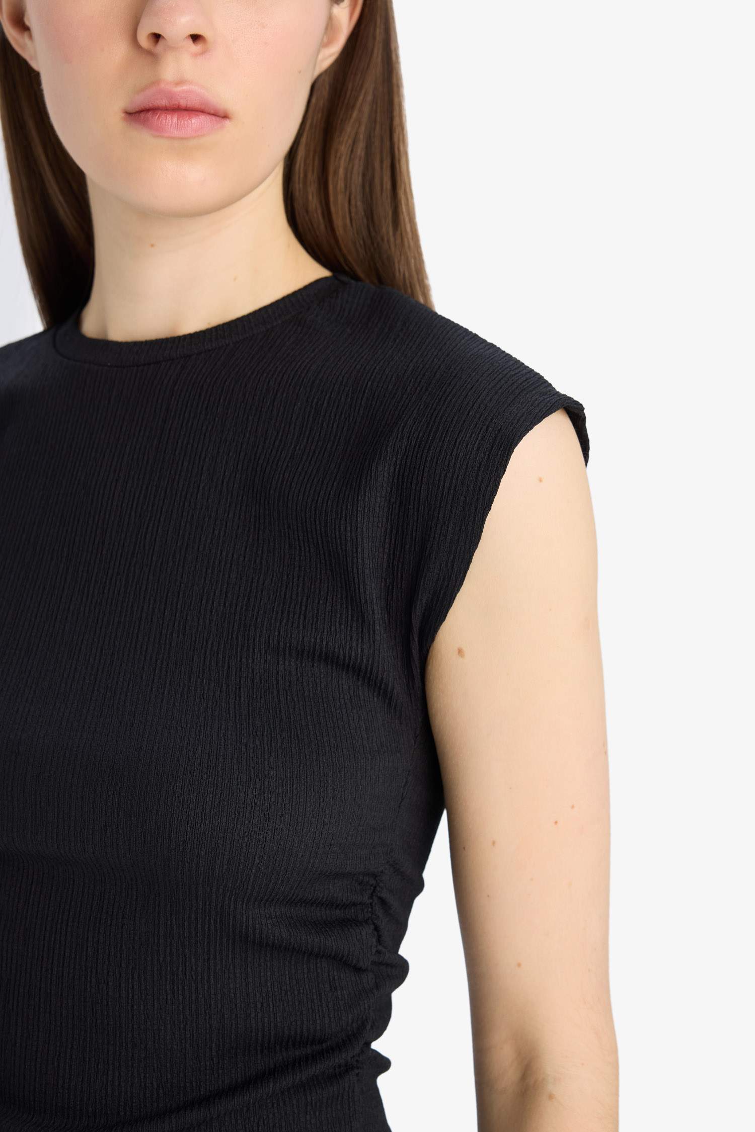 T-shirt slim froissé basique à col rond et manches courtes