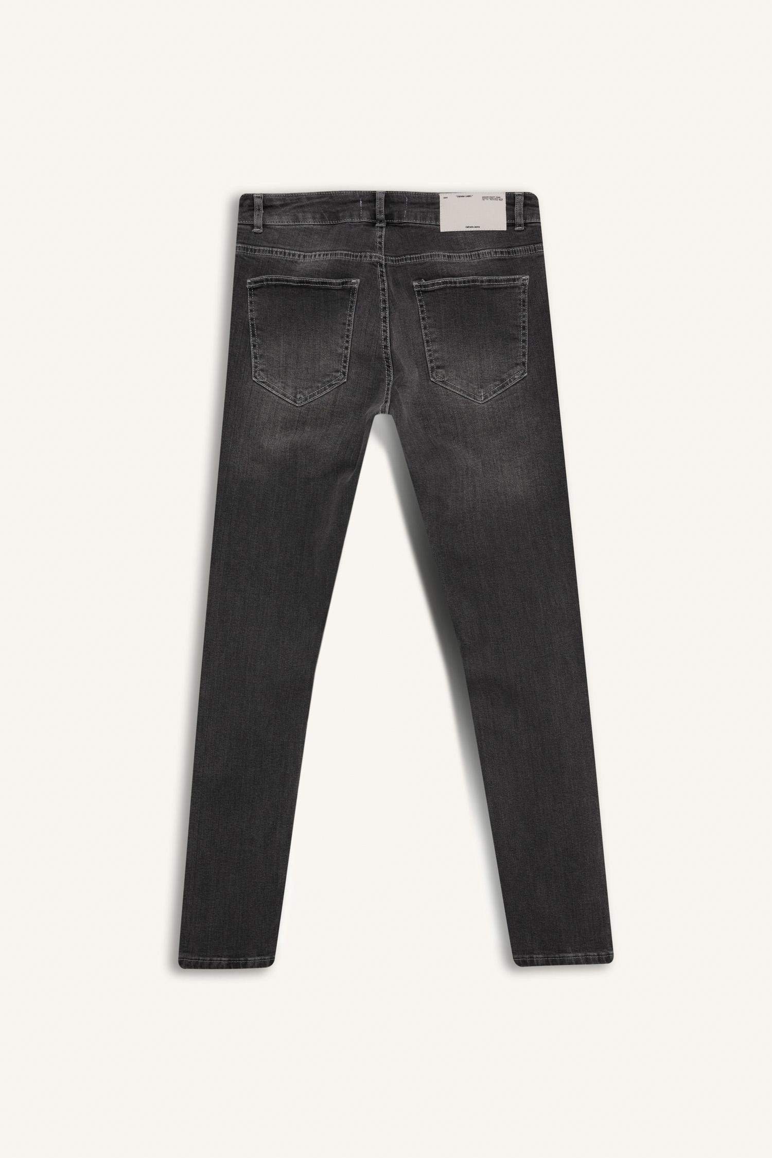 بنطلون جينز كارلو سكيني فيت برجل ضيق وخصر عادي