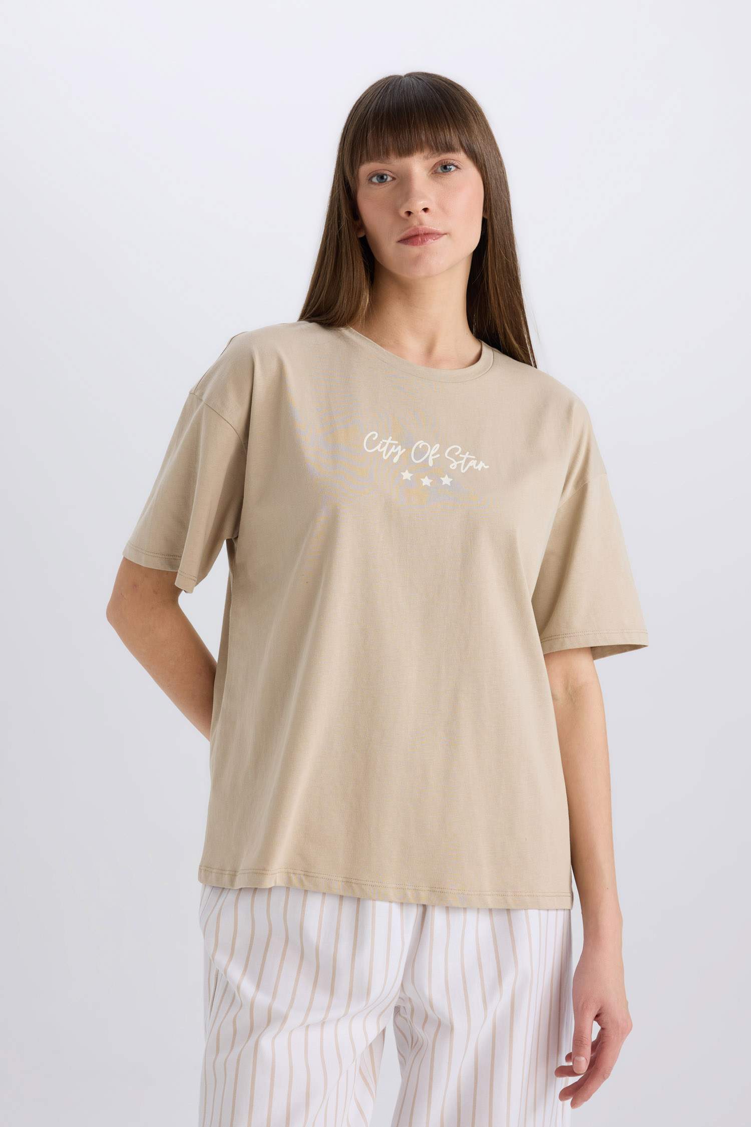 طقم بيجامة مطبوع بقصة عادية من قطعتين من Fall in Love