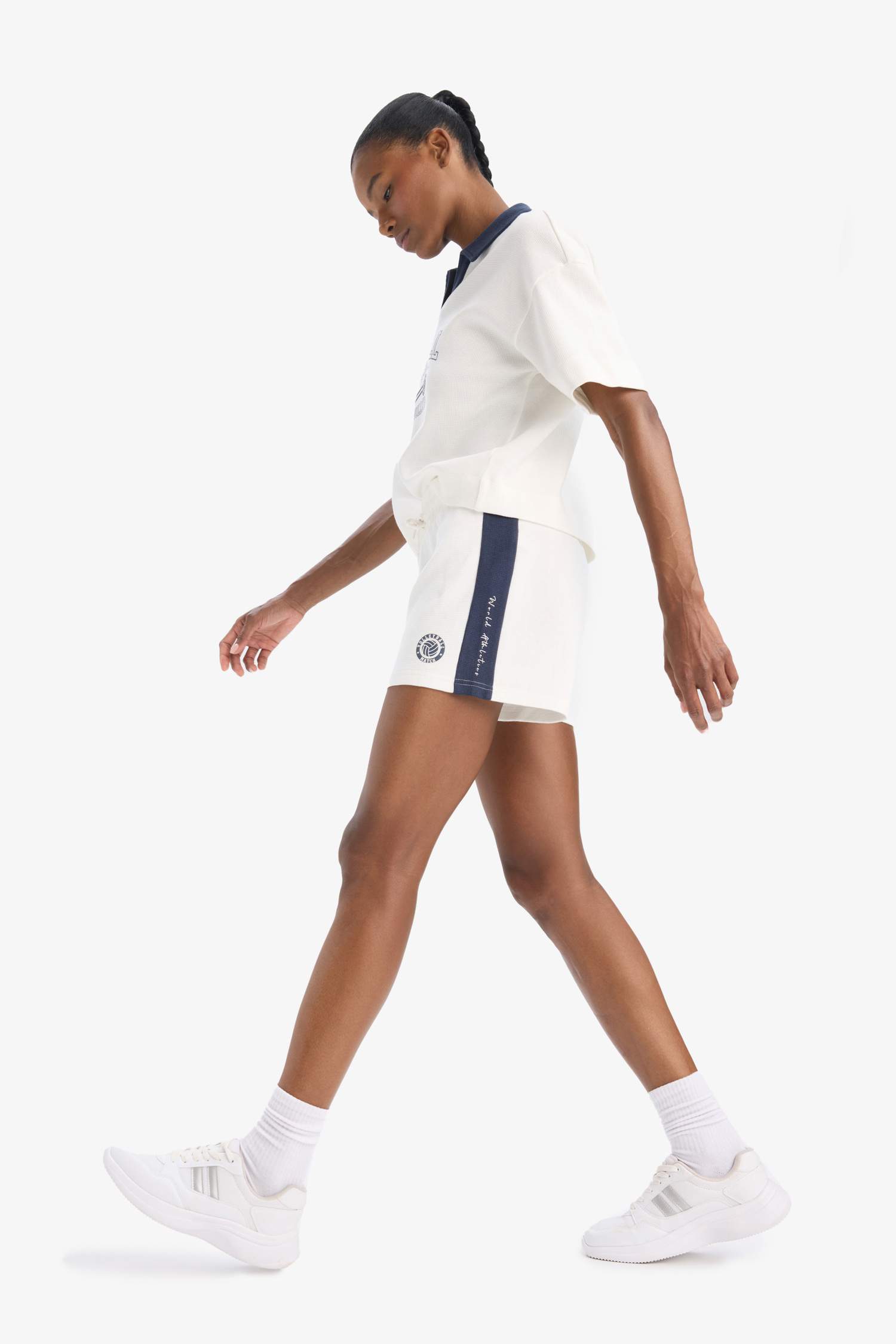 شورت قصير رياضي قصة عادية من DeFactoFit