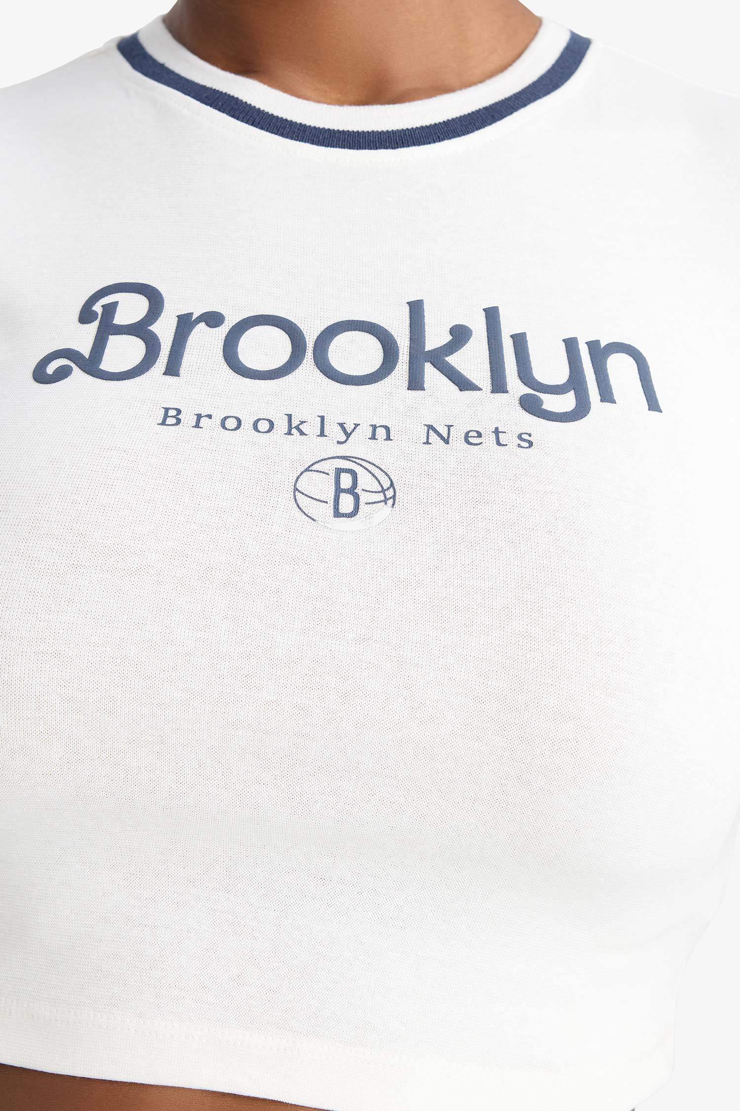 تيشيرت NBA نص كم سليم فيت برقبة مستديرة من DeFactoFit