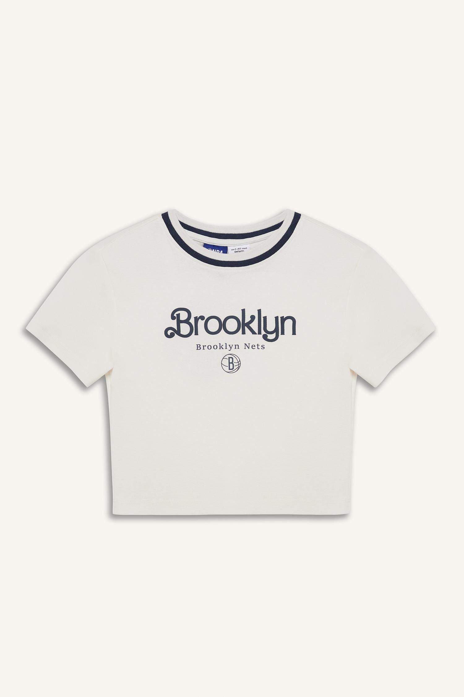 تيشيرت NBA نص كم سليم فيت برقبة مستديرة من DeFactoFit