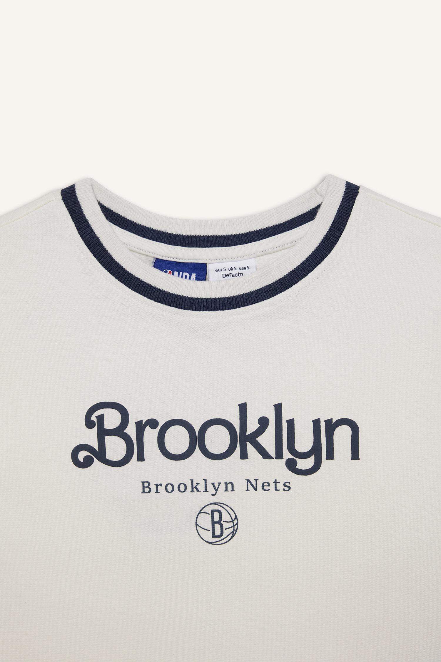 تيشيرت NBA نص كم سليم فيت برقبة مستديرة من DeFactoFit